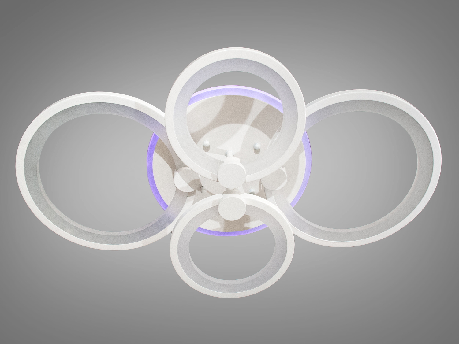 Невелика лед люстра в дитячу з LED підсвічуванням, з диммером, з пультом підходить на площу приміщення приблизно 10 кв.м. Застосовується для зали, вітальні, спальні, кухні, коридору, дитячої, оскільки відсутні скляні елементи.
Світлодіодна люстра має кілька режимів: холодний 6000К, нейтральний 4100К, теплий 3200К, включення-вимикання, кольорове підсвічування, змішаний режим. Люстра має електронний димер, що дозволяє регулювати яскравість люстри від 5% до 100% за допомогою пульта, що входить до комплекту.
Кріпиться до стелі будь-якого типу універсальним кріпленням на монтажну планку.