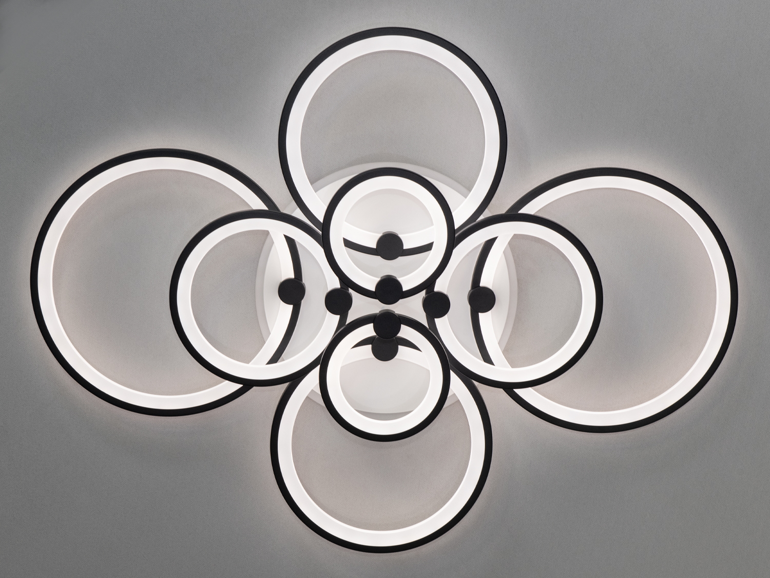 Унікальна LED люстра для залу з пультом втілює в собі гармонію сучасних технологій та витонченої геометрії. Її повітряні кільця, що переплітаються, створюють ефект парної конструкції, немов втілення небесної квітки або абстрактного арт-обєкта.