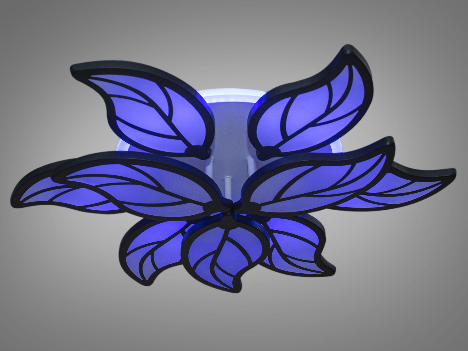 Сучасна LED-люстр у спальню з пультом, з підсвічуванням, з димером підходить на площу приміщення приблизно 22 кв. м.
Світлодіодна люстра має кілька режимів: холодний 6400К, нейтральний 4500К, теплий 2700К, включення-вимикання, кольорове підсвічування. Люстра має електронний димер, що дозволяє регулювати яскравість люстри від 5% до 100% за допомогою пульта, що входить до комплекту.
Люстра світить яскраво, але не сліпить рахунок матеріалу - акрилу, до того ж цей матеріал дуже міцний - його важко пошкодити. Підходить для зали, вітальні, дитячої, спальні. Ще однією незаперечною перевагою цієї світлодіодної люстри для дитячої кімнати є відсутність скляних елементів.
Кріпиться до підвісних, натяжних і звичайних стель.