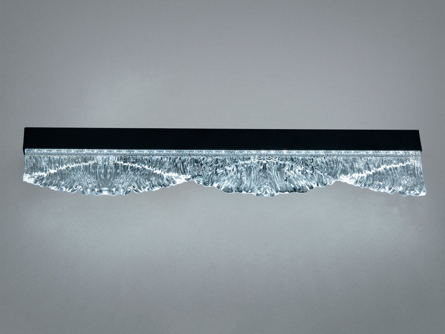 Настінний світлодіодний світильник 8057-400BK-LS з чорним корпусом і хвилястим склом створює м′яке декоративне освітлення для сучасних інтер′єрів.