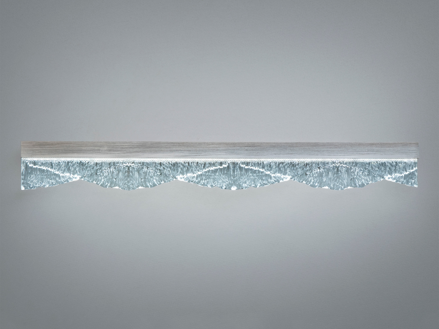 Настінне LED бра-планка 16 Вт золотого кольору з рифленим склом для м′якого акцентного освітлення в сучасних інтер′єрах.