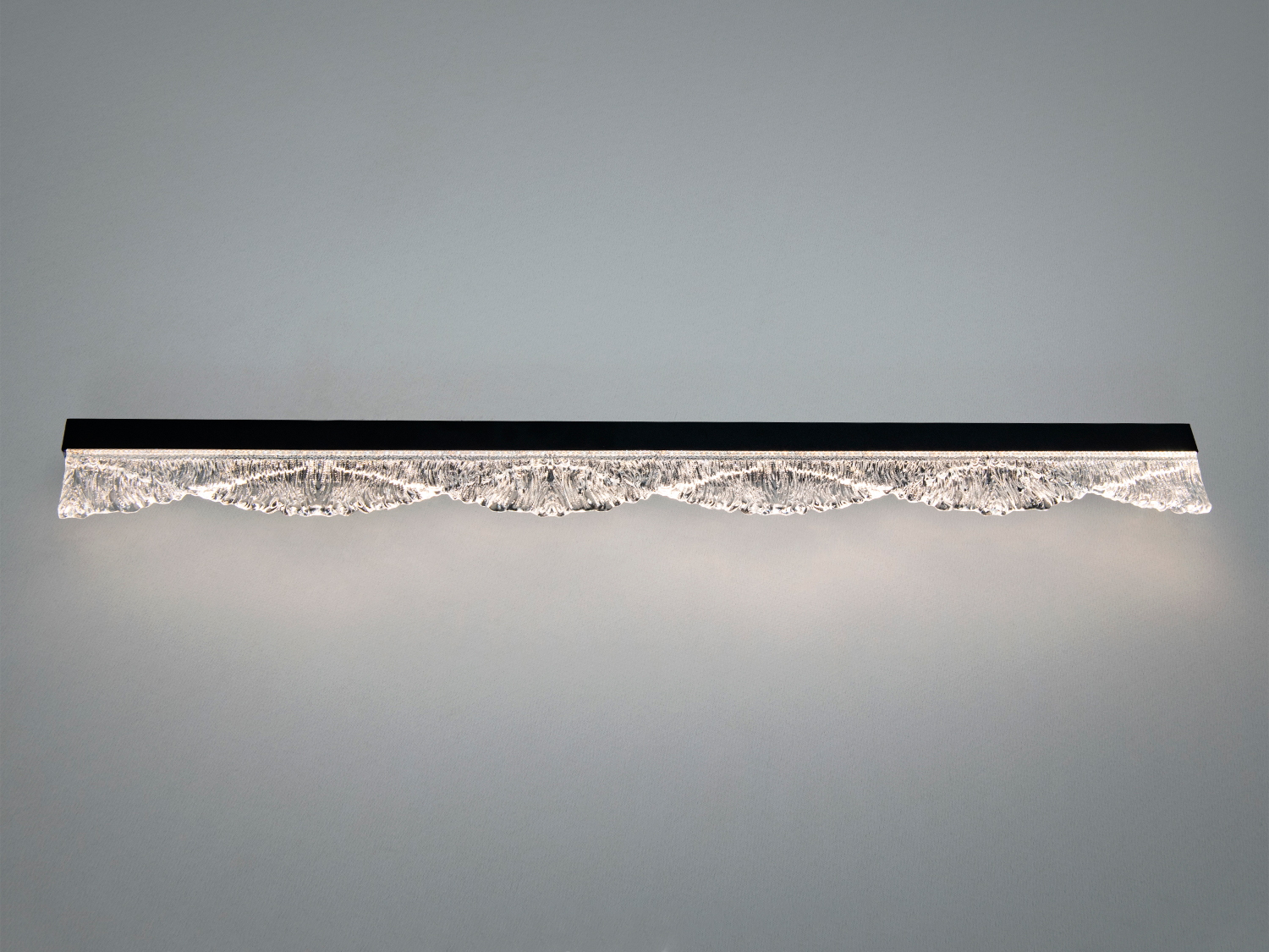 Настінний LED світильник бра планка чорний 20 Вт з хвилястим скляним дифузором для сучасних інтер′єрів та комфортного освітлення.