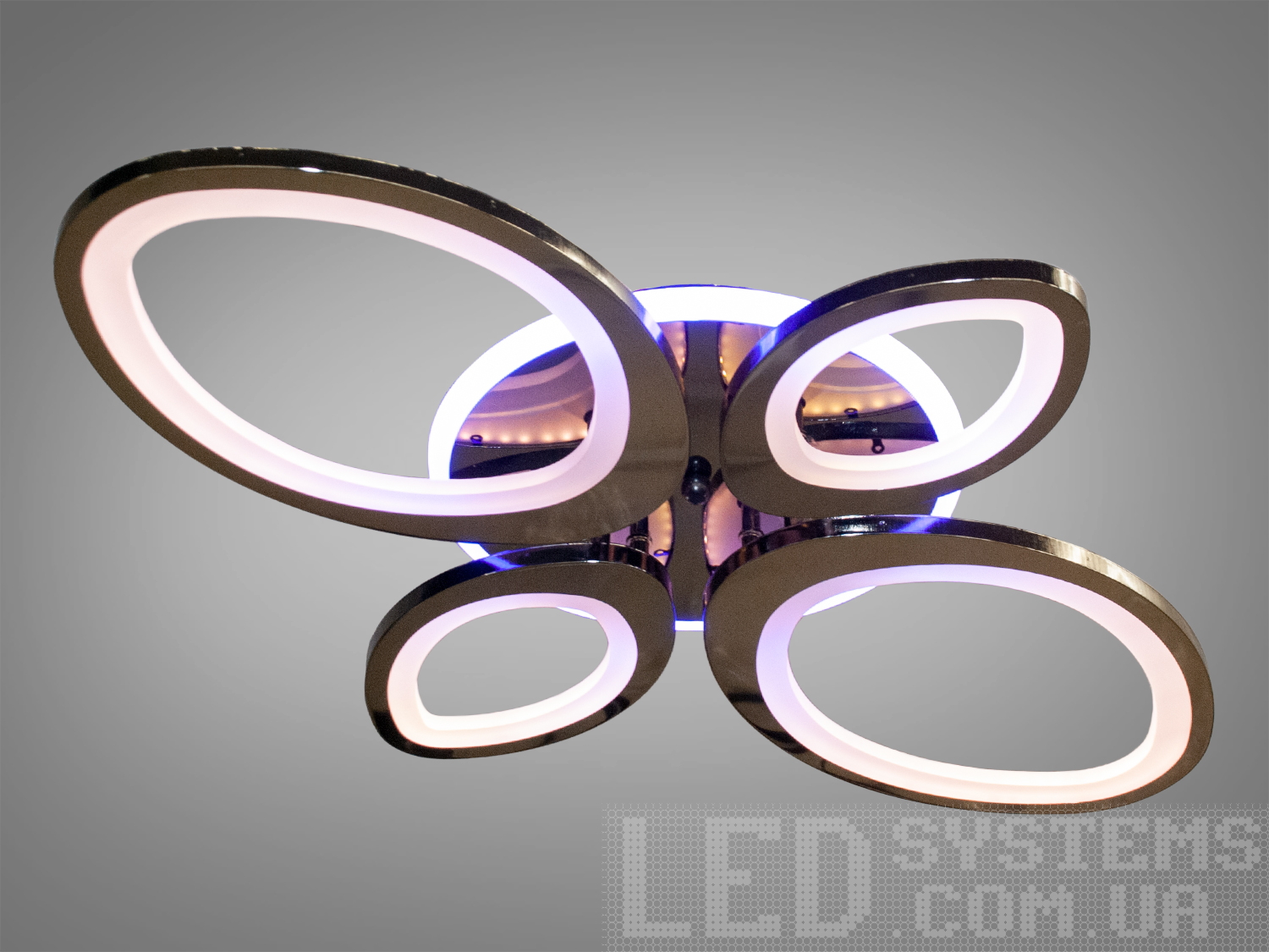 Довгавата світлодіодна люстра з диммером, з пультом та підсвічуванням підходить на площу приміщення приблизно 12 кв.м.
Світлодіодна люстра має кілька режимів: холодний 6400К, нейтральний 4500К, теплий 2700К, кольорове підсвічування, суміщений режим &ndash; будь-яке основне світло плюс будь-який колір світлодіодного підсвічування. Регулювання яскравості люстри від 5 до 100% відбувається за допомогою пульта дистанційного керування, що входить до комплекту.
Люстра світить яскраво, але не сліпить за рахунок матеріалу &ndash; акрилу, до того ж цей матеріал дуже міцний &ndash; його важко зашкодити. Застосовується для невеликого залу, вітальні, кухні, спальні, їдальні, дитячої, тому що відсутні елементи, що б'ються. Кріпиться до підвісних, натяжних, звичайних стель.