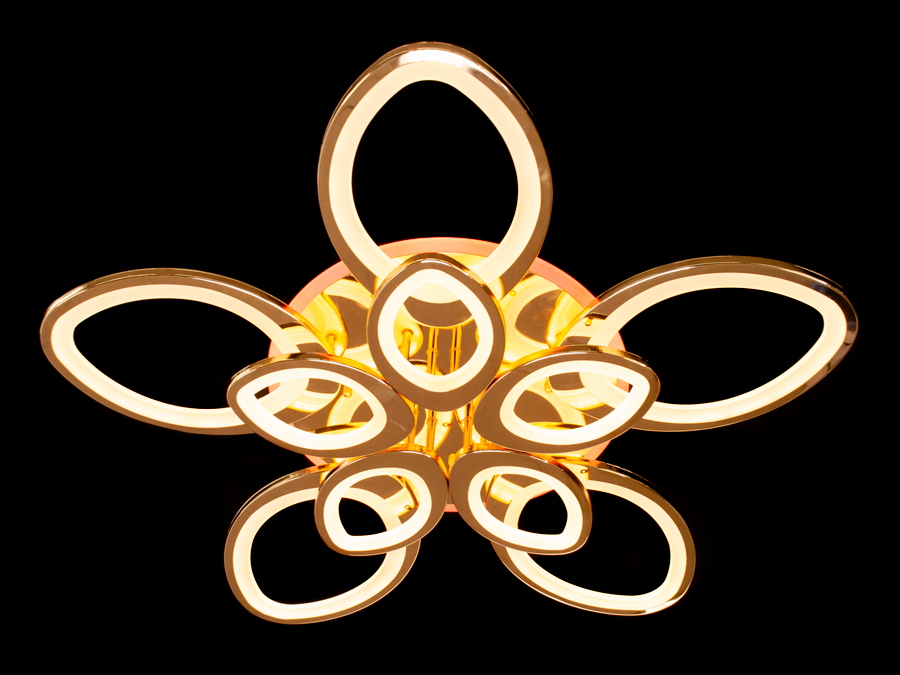 Світлодіодна люстра для залу з диммером, з пультом, з LED підсвічуванням підходить на площу приміщення приблизно 28кв.м. Застосовується також для зали, вітальні, кухні, спальні, їдальні, дитячої, оскільки відсутні елементи, що б'ються. Люстра світить яскраво, але не сліпить за рахунок матеріалу &ndash; акрилу, до того ж цей матеріал дуже міцний &ndash; його важко зашкодити.
Світлодіодна люстра має кілька режимів: холодний 6000К, нейтральний 4100К, теплий 3200К, кольорове підсвічування, суміщений режим &ndash; будь-яке основне світло плюс будь-який колір світлодіодного підсвічування. Регулювання яскравості люстри від 5 до 100% відбувається за допомогою пульта дистанційного керування, що входить до комплекту.
Універсальне кріплення на монтажну планку підходить для підвісних, натяжних та звичайних стель.