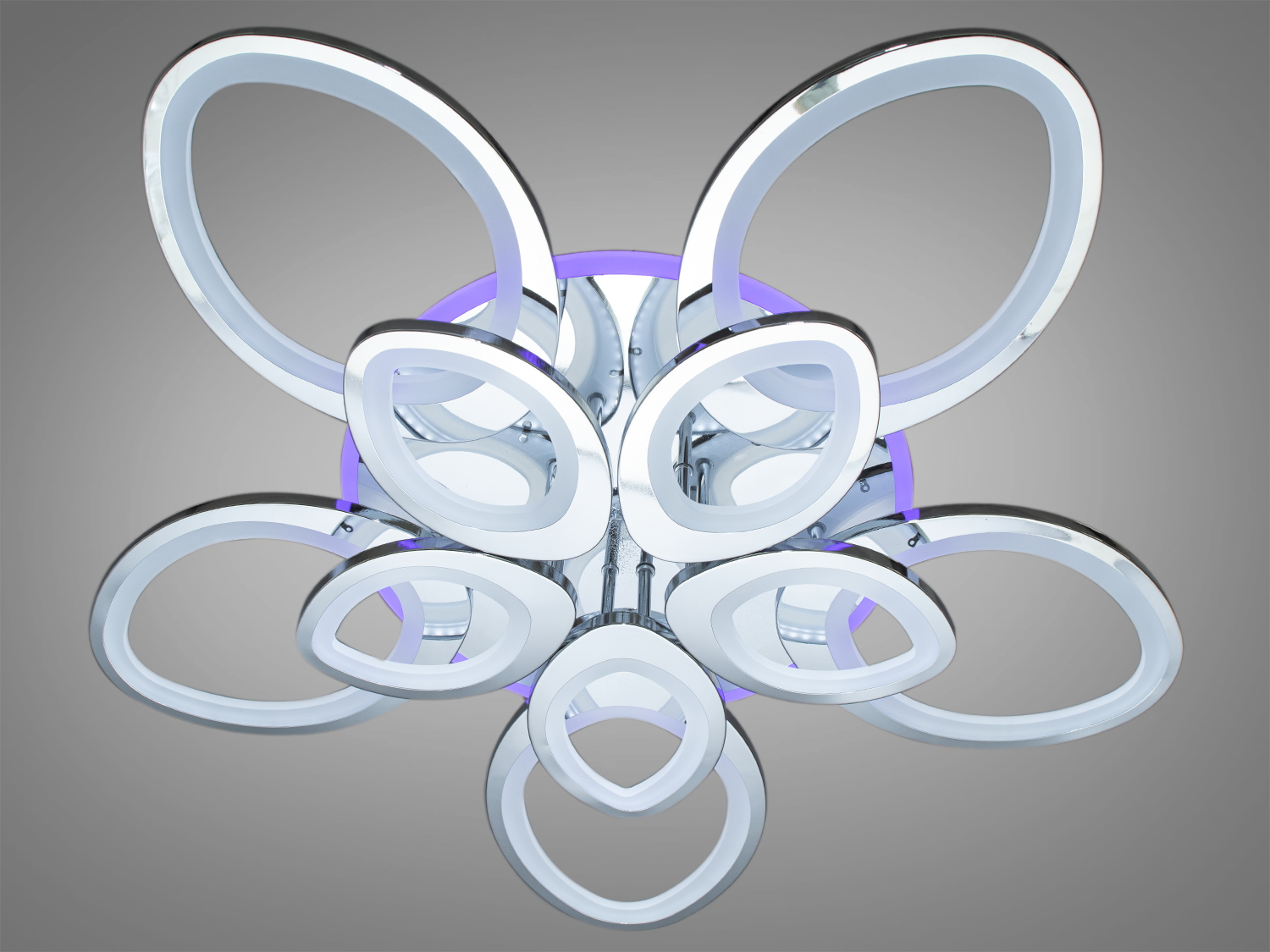 Яскрава LED люстра у вітальню з LED підсвічуванням, з диммером, з пультом підходить на площу приміщення приблизно 28 кв.м. Застосовується також для зали, вітальні, кухні, спальні, їдальні, дитячої, оскільки відсутні елементи, що б'ються. Люстра світить яскраво, але не сліпить за рахунок матеріалу &ndash; акрилу, до того ж цей матеріал дуже міцний &ndash; його важко зашкодити.
Світлодіодна люстра має кілька режимів: холодний 6000К, нейтральний 4100К, теплий 3200К, кольорове підсвічування, суміщений режим &ndash; будь-яке основне світло плюс будь-який колір світлодіодного підсвічування. Регулювання яскравості люстри від 5 до 100% відбувається за допомогою пульта дистанційного керування, що входить до комплекту.
Універсальне кріплення на монтажну планку підходить для підвісних, натяжних та звичайних стель.