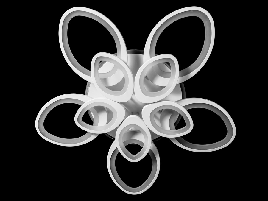 Ніжна LED-люстра в спальню з пультом, з диммером, з підсвічуванням LED підходить на площу приміщення приблизно 28кв.м. Застосовується також для зали, вітальні, кухні, спальні, їдальні, дитячої, оскільки відсутні елементи, що б'ються. Люстра світить яскраво, але не сліпить за рахунок матеріалу &ndash; акрилу, до того ж цей матеріал дуже міцний &ndash; його важко зашкодити.
Світлодіодна люстра має кілька режимів: холодний 6000К, нейтральний 4100К, теплий 3200К, кольорове підсвічування, суміщений режим &ndash; будь-яке основне світло плюс будь-який колір світлодіодного підсвічування. Регулювання яскравості люстри від 5 до 100% відбувається за допомогою пульта дистанційного керування, що входить до комплекту.
Універсальне кріплення на монтажну планку підходить для підвісних, натяжних та звичайних стель.