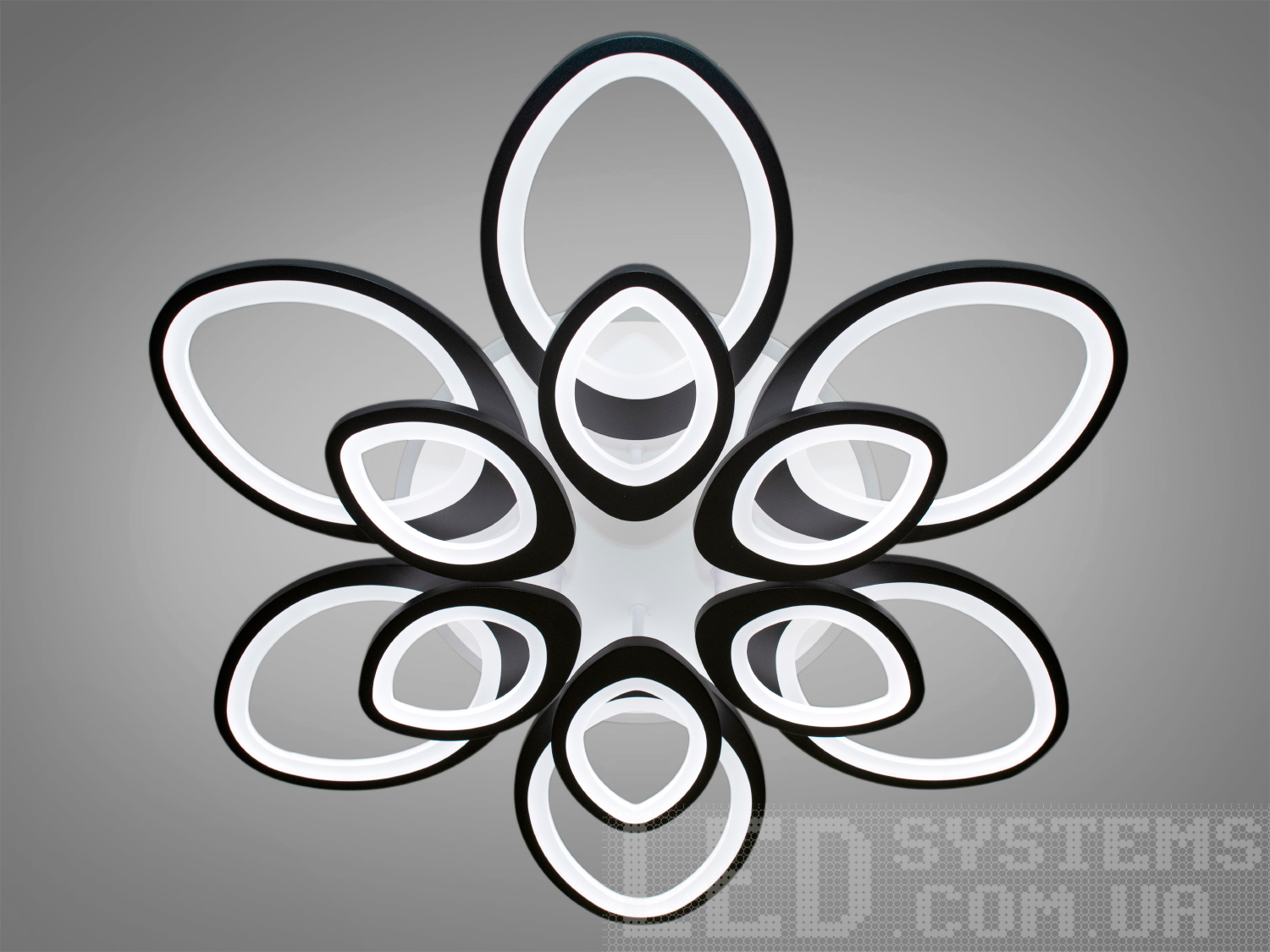 LED-люстра для великої зали з LED підсвічуванням, з диммером, з пультом, підходить на площу приміщення приблизно 35 кв.м.
Світлодіодна люстра має кілька режимів: холодний 6400К, нейтральний 4500К, теплий 2700К, кольорове підсвічування, суміщений режим &ndash; будь-яке основне світло плюс будь-який колір світлодіодного підсвічування. Регулювання яскравості люстри від 5 до 100% відбувається за допомогою пульта дистанційного керування, що входить до комплекту.
Люстра світить яскраво, але не сліпить за рахунок матеріалу &ndash; акрилу, до того ж цей матеріал дуже міцний &ndash; його важко зашкодити. Застосовується для великої зали, вітальні, кухні-студії, спальні, їдальні, дитячої, оскільки відсутні елементи, що б'ються. Кріпиться до підвісних, натяжних, звичайних стель.