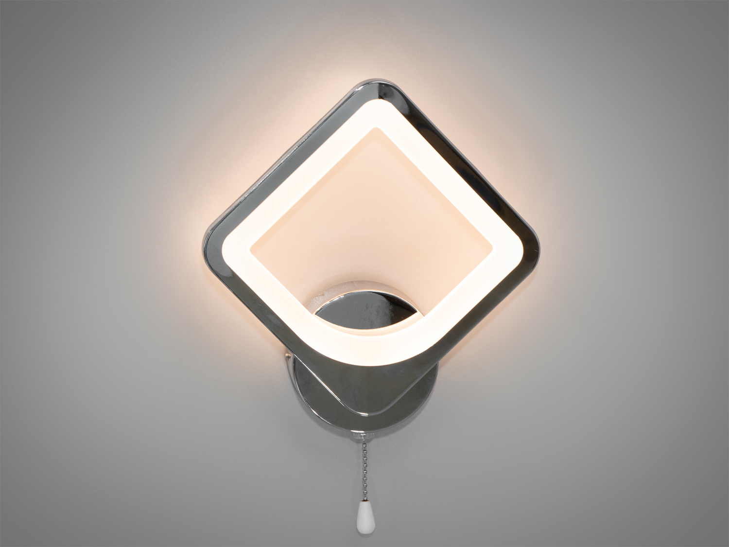 Сучасний настінний світильник-бра в коридор використовується для читання та освітлення. Застосовується для спальні, зали, вітальні, коридору.
За допомогою вимикача можна змінювати колірну температуру світильника: теплий 3200&deg;К, нейтральний 4100&deg;К, холодний 6000&deg;К. Колірна температура перемикається простим вимкненням-включенням світильника, як з настінного вимикача, так і шнурком на самому бра.
Завдяки сучасним світлодіодним технологіям, бра економічно споживає енергію, знижуючи витрати на електроенергію та впливаючи на екологічну стійкість домогосподарства.
Кріпиться до стін будь-якого типу універсальним кріпленням на монтажну планку.