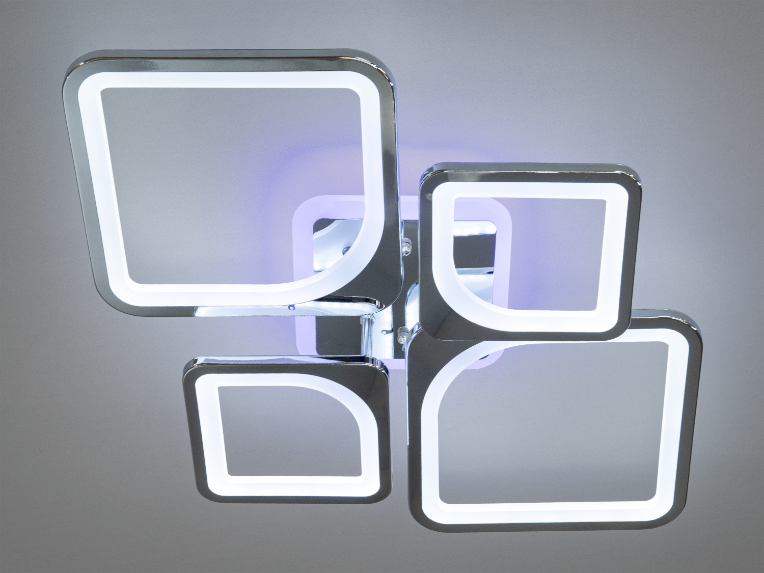 Світлодіодна люстра в передпокій з диммером, з пультом, з підсвічуванням LED підходить на площу приміщення приблизно 12кв.м. Застосовується для зали, вітальні, спальні, кухні, коридору, дитячої кімнати, оскільки відсутні скляні елементи.