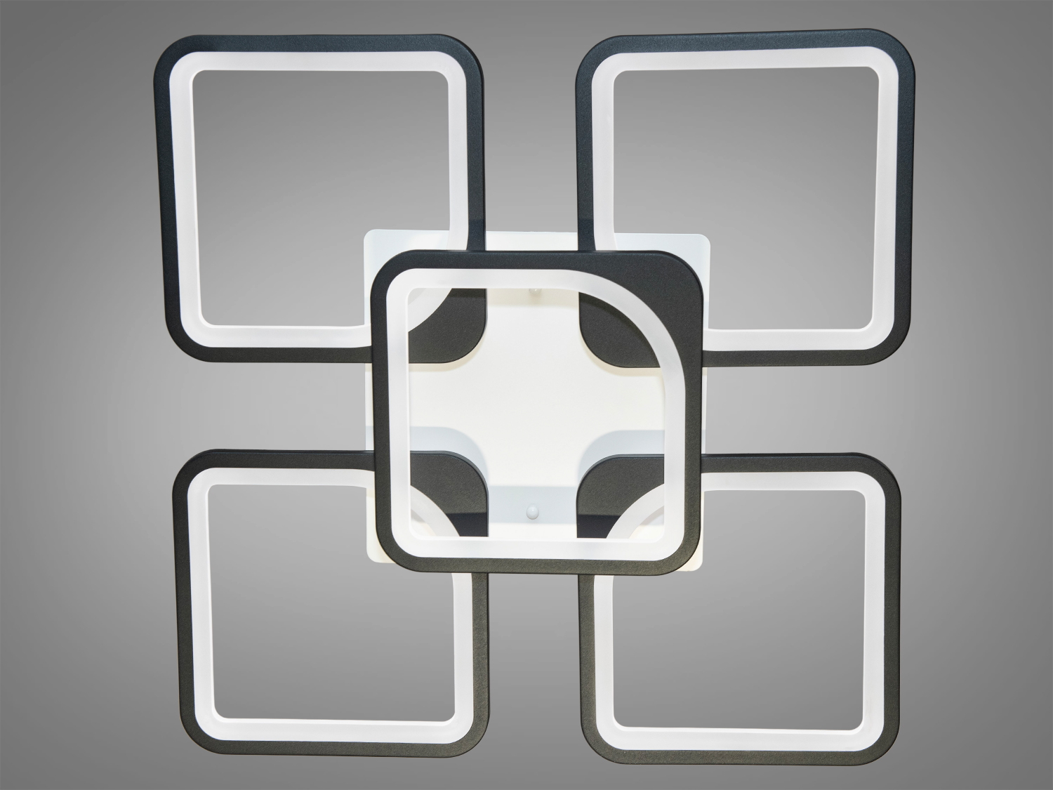 Акрилова LED люстра у вітальню з димером та з пультом підходить на площу приміщення приблизно 16кв.м.
Світлодіодна люстра має кілька режимів: холодний 6000К, нейтральний 4100К, теплий 3200К. Регулювання яскравості люстри від 5 до 100% відбувається за допомогою пульта дистанційного керування, що входить до комплекту. Кожне включення вимикання по черзі переводить люстру за такими режимами: холодне світло, тепле світло, нейтральне світло.
Люстра світить яскраво, але не сліпить за рахунок матеріалу &ndash; акрилу, до того ж цей матеріал дуже міцний &ndash; його важко зашкодити. Застосовується для зали, вітальні, кухні, спальні, їдальні, дитячої, тому що відсутні елементи, що б'ються.
Кріпиться до стелі будь-якого типу універсальним кріпленням на монтажну планку.