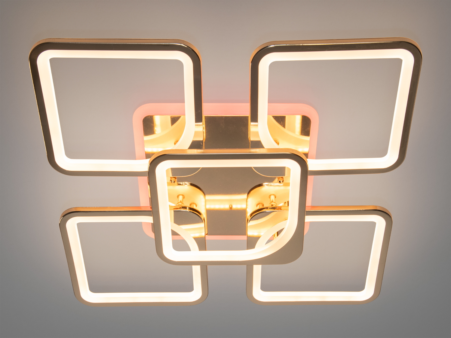 Світлодіодна люстра з пультом підходить для приміщень з площею приблизно 21кв. м. Є Різні режими освітлення: холодний 6400К, нейтральний 4500К, теплий 2700К, кольорове підсвічування. Включення, виключення и регулювання яскравості відбувається з пульта дістанційного керування. Підходить для невисоких стель (натяжні, навісніх, звичайний). Для кухні, спальні, чи не великого залу, а такоже для дитячої кімнати так як відсутні скляні елементи.