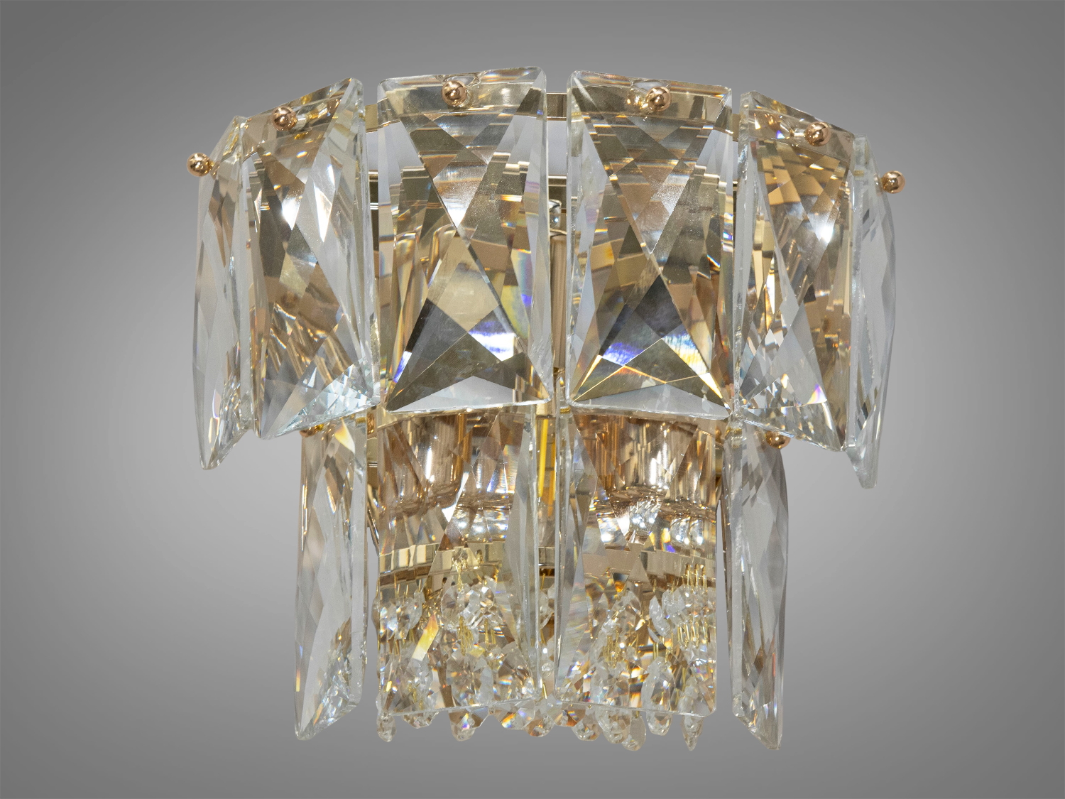 Сучасне класичне бра з кришталевими підвісами виконане в класичному стилі та розраховане на 3 лампи: звичайні розжарювання, економки, або світлодіодні лампи з цоколем Е14. Застосовується в спальню, вітальню, коридор та для залу.
Розкішний класичний світильник буде незмінно актуальним як у класичному інтер'єрі, так і в квартирі студії у стилі лофт подарує крапельку суворості та впорядкованості.
Кріпиться до стіни будь-якого типу універсальним кріпленням на монтажну планку.