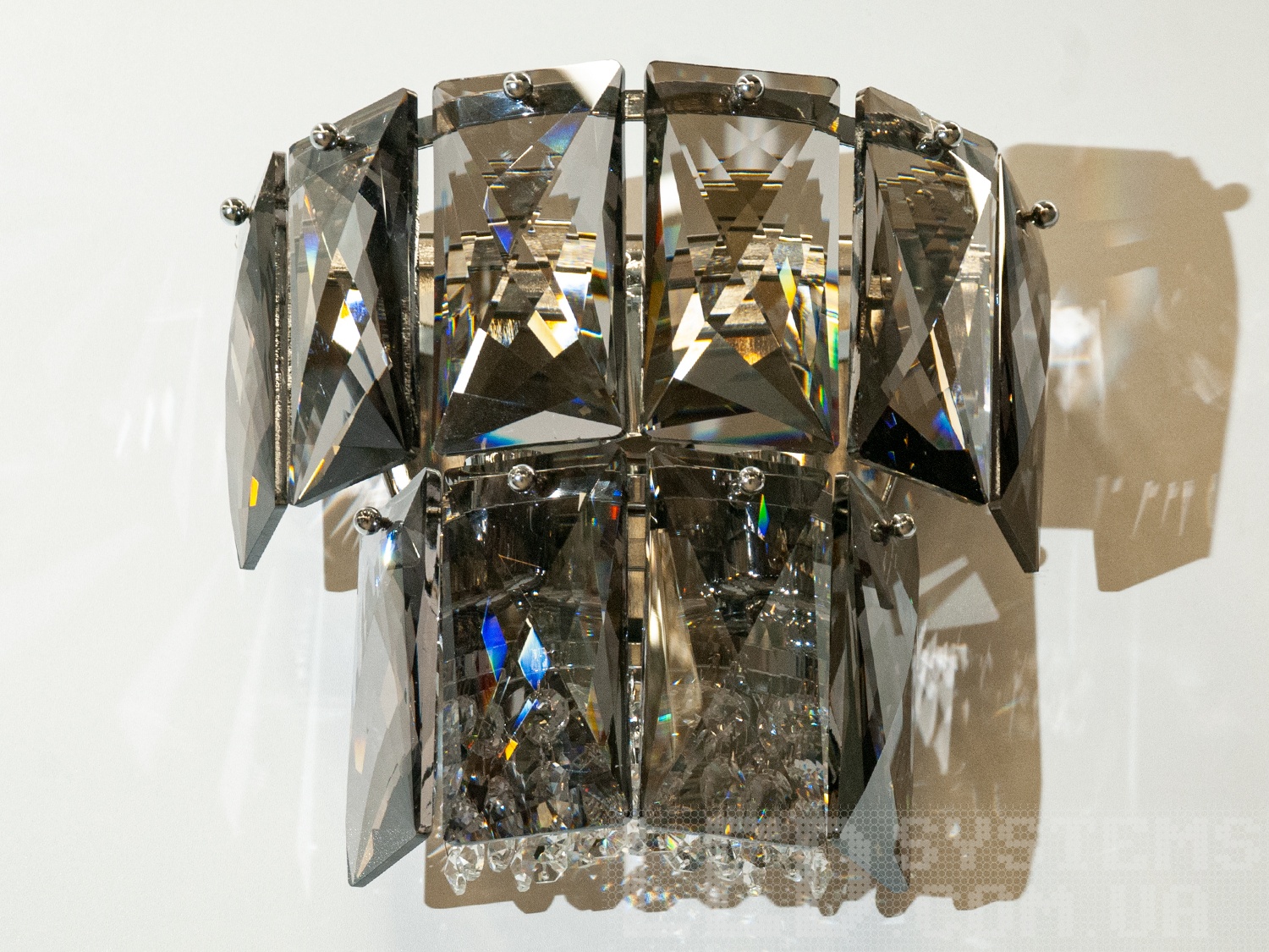 Класичне бра з кришталю для спальні виконані в сучасному стилі і розраховані на 3 лампи: звичайні розжарювання, економки, або світлодіодні лампи з цоколем Е14.&nbsp;Розкішний класичний світильник буде незмінно актуальний як в класичному інтер'єрі, так і в квартирі студії в стилі лофт подарує крапельку строгості і впорядкованості. Кріпиться до стіни, до гіпсокартону або до інших настінним поверхонь.