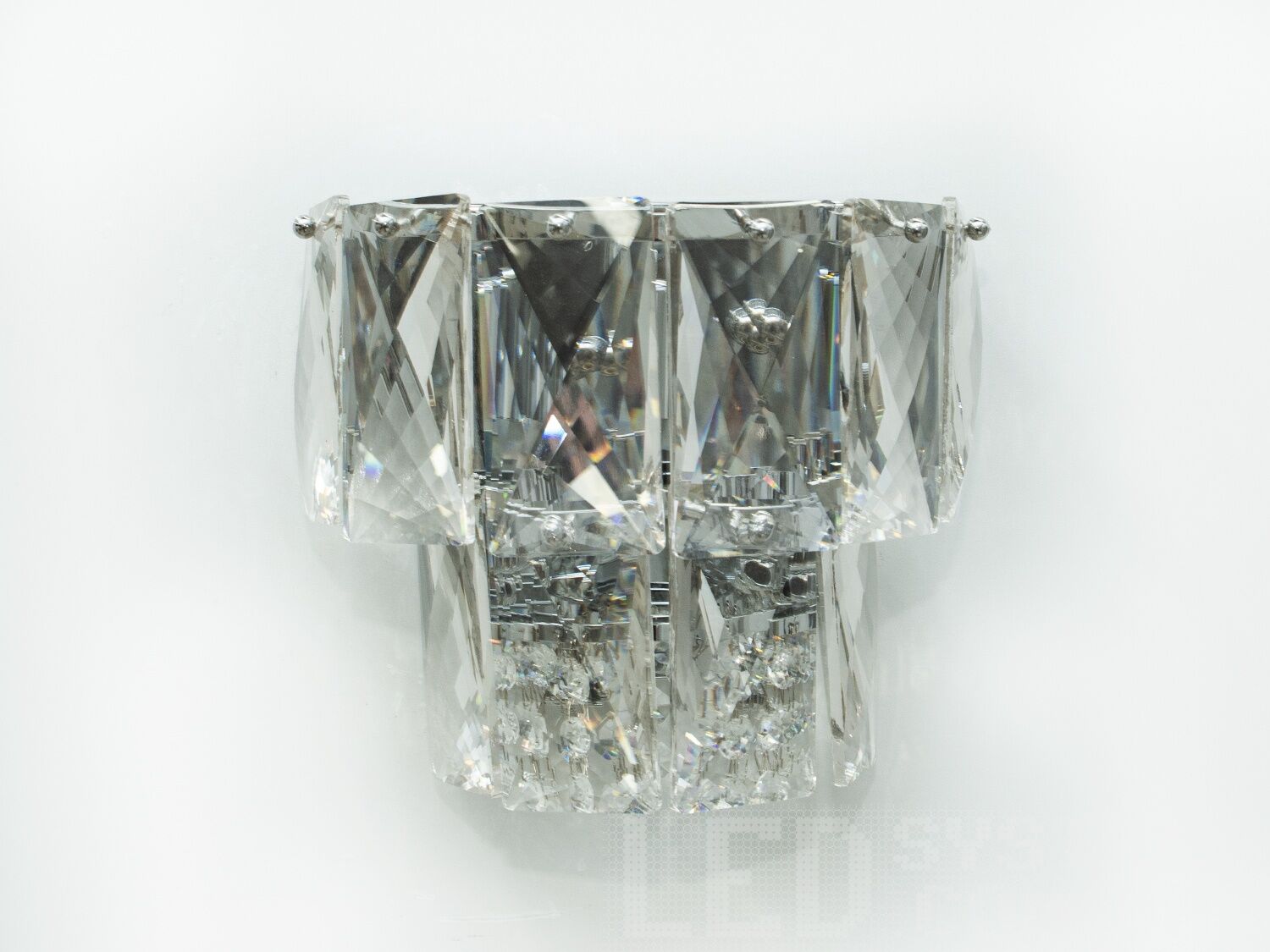 Класичне бра з кришталю для спальні виконані в сучасному стилі та розраховані на 3 лампи: звичайні розжарювання, економки, або світлодіодні лампи з цоколем Е14.&nbsp;Розкішний класичний світильник буде незмінно актуальний як у класичному інтер'єрі, так і в квартирі студії у стилі лофт подарує крапельку суворості та впорядкованості.&nbsp;Вмикання-вимикання відбувається з настінного вимикача. Кріпиться до стіни, до гіпсокартону або до інших настінних поверхонь.