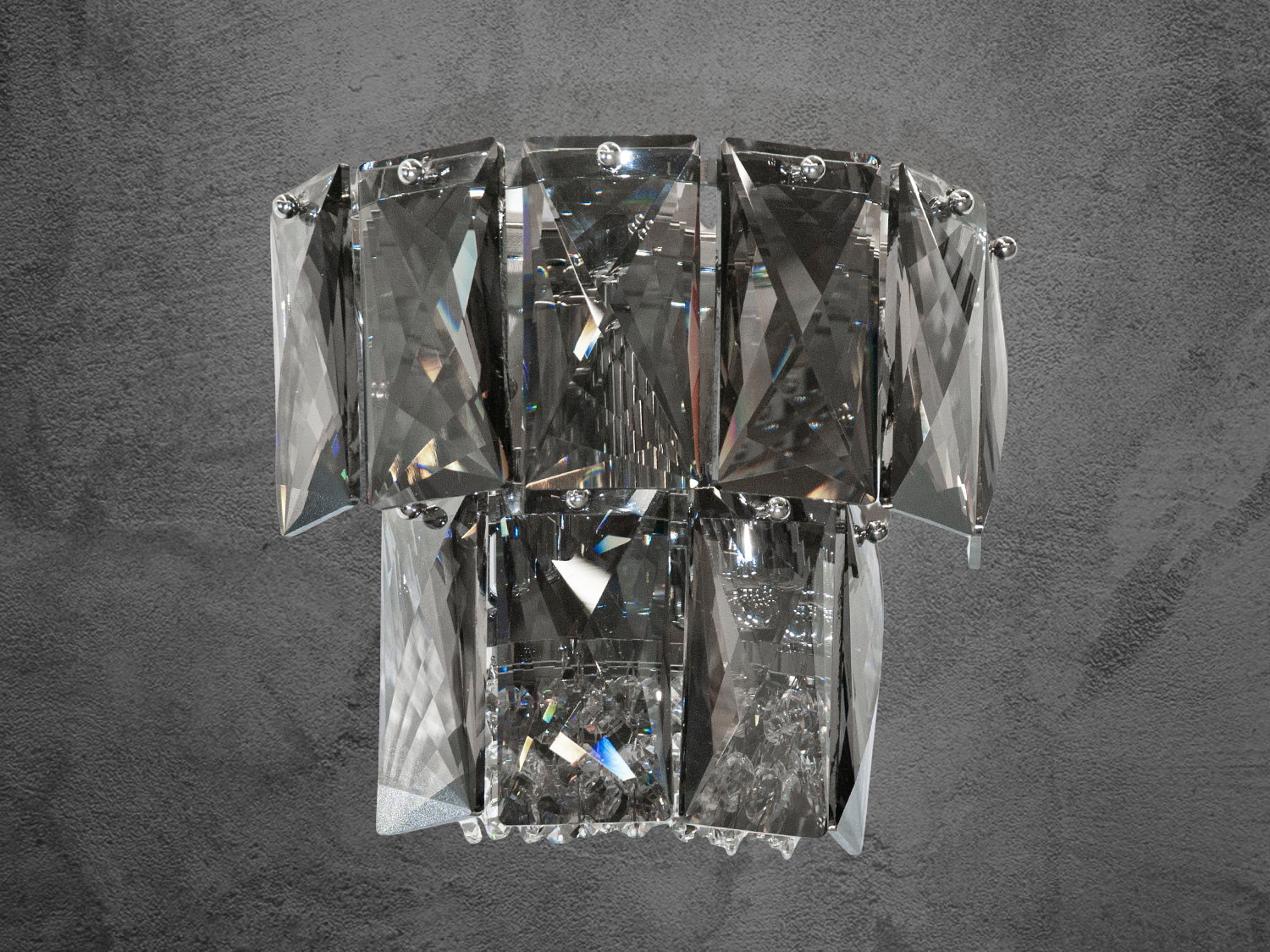 Розкішне класичне бра з кришталю в спальню — це втілення вишуканого стилю та розкоші. Основний акцент зроблений на сяйливих кристалах, які переливаються під світлом, створюючи ефектний і чарівний блиск. 