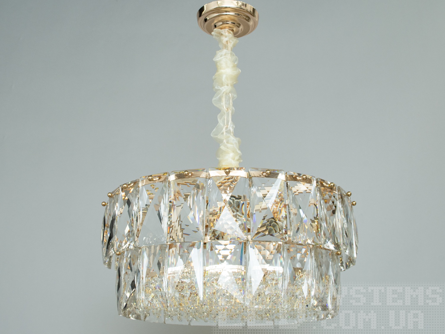 Сучасна кришталева люстра в спальню на 9 ламп у сучасному виконанні з металевим корпусом добре виглядатиме в інтер'єрі зали, вітальні, спальні, їдальні.&nbsp;Висота люстри регулюється, завдяки чому підходить для невеликих кімнат та низьких стель.&nbsp;У класичний інтер'єр вона вносить нотки сучасності та легкої грайливості, а квартирі студії в стилі лофт дарує крапельку строгості та впорядкованості.&nbsp;Стельове кріплення на планку універсальне та підходить для навісних, натяжних та звичайних стель. Люстра-підвіс під звичайні лампочки розжарювання, економки або світлодіодні лампи з цоколем Е14.&nbsp;
Увага.Вага люстри 15кг.