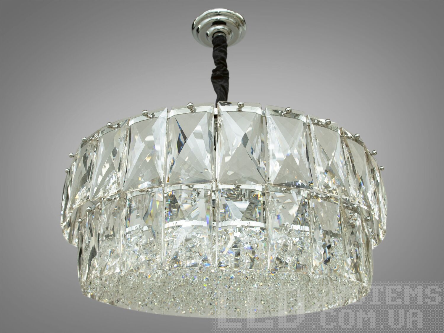 Кришталева люстра у вітальню в сучасному стилі на 12 ламп з металевим корпусом та кришталевими підвісами добре виглядатиме в інтер'єрі зали, вітальні, спальні, їдальні.&nbsp;Висота люстри регулюється, завдяки чому підходить для невеликих кімнат та низьких стель. У класичний інтер'єр вона вносить нотки сучасності та легкої грайливості, а квартирі студії в стилі лофт дарує крапельку строгості та впорядкованості.&nbsp;Стельове кріплення на планку універсальне та підходить для навісних, натяжних та звичайних стель. Люстра-підвіс під звичайні лампочки розжарювання, економки або світлодіодні лампи з цоколем Е14.&nbsp;
Увага. Вага люстри 16кг.