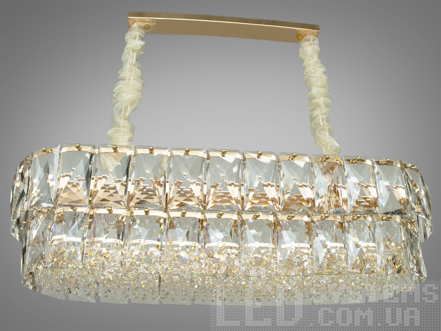 Кришталева люстра овальної форми для вітальні-їдальні на 11 ламп у сучасному стилі підходить також для довгастих кімнат. Пропорції овальних люстр ідеально гармонують із великими обідніми столами. Люстра спеціально розрахована так, що максимум яскравого світла потрапить на стіл, а решта місця приміщення наповниться м'яким світлом розсіяним кришталевими підвісками. Стельове кріплення на планку універсальне та підходить для навісних, натяжних та звичайних стель. Люстра-підвіс під звичайні лампочки розжарювання, економки або світлодіодні лампи з цоколем Е14.

Увага. Вага люстри понад 10кг.