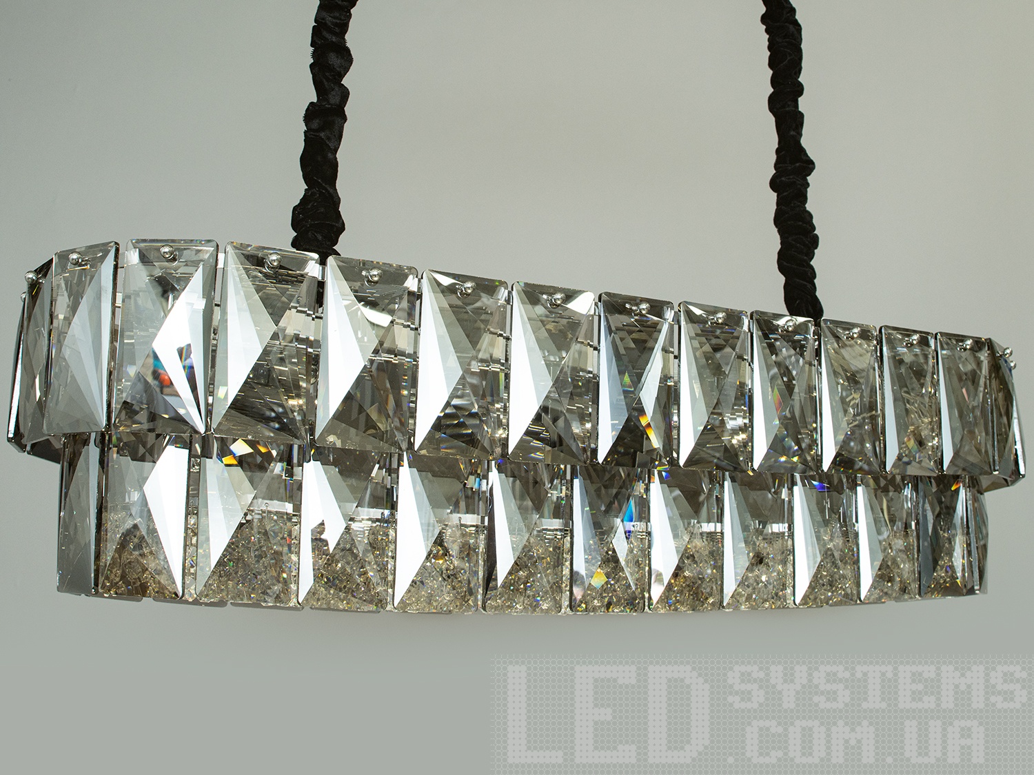 Сучасна кришталева люстра овальної форми для їдальні на 11 ламп у сучасному стилі підходить також для довгастих кімнат. Пропорції овальних люстр ідеально гармонують із великими обідніми столами. Люстра спеціально розрахована так, що максимум яскравого світла потрапить на стіл, а решта місця приміщення наповниться м'яким світлом розсіяним кришталевими підвісками. Стельове кріплення на планку універсальне та підходить для навісних, натяжних та звичайних стель. Люстра-підвіс під звичайні лампочки розжарювання, економки або світлодіодні лампи з цоколем Е14.

Увага. Вага люстри понад 10кг.