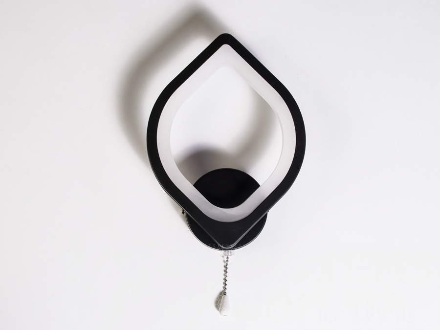 Приліжковий світлодіодний світильник-бра в спальню застосовується для читання та освітлення.
За допомогою вимикача є можливість зміни температури світла: холодний 6400К, нейтральний 4500К, теплий 2700К, а також включення-вимикання відбувається шнурком на самому бра.
Кріпиться до стіни, до гіпсокартону або до інших настінних поверхонь.