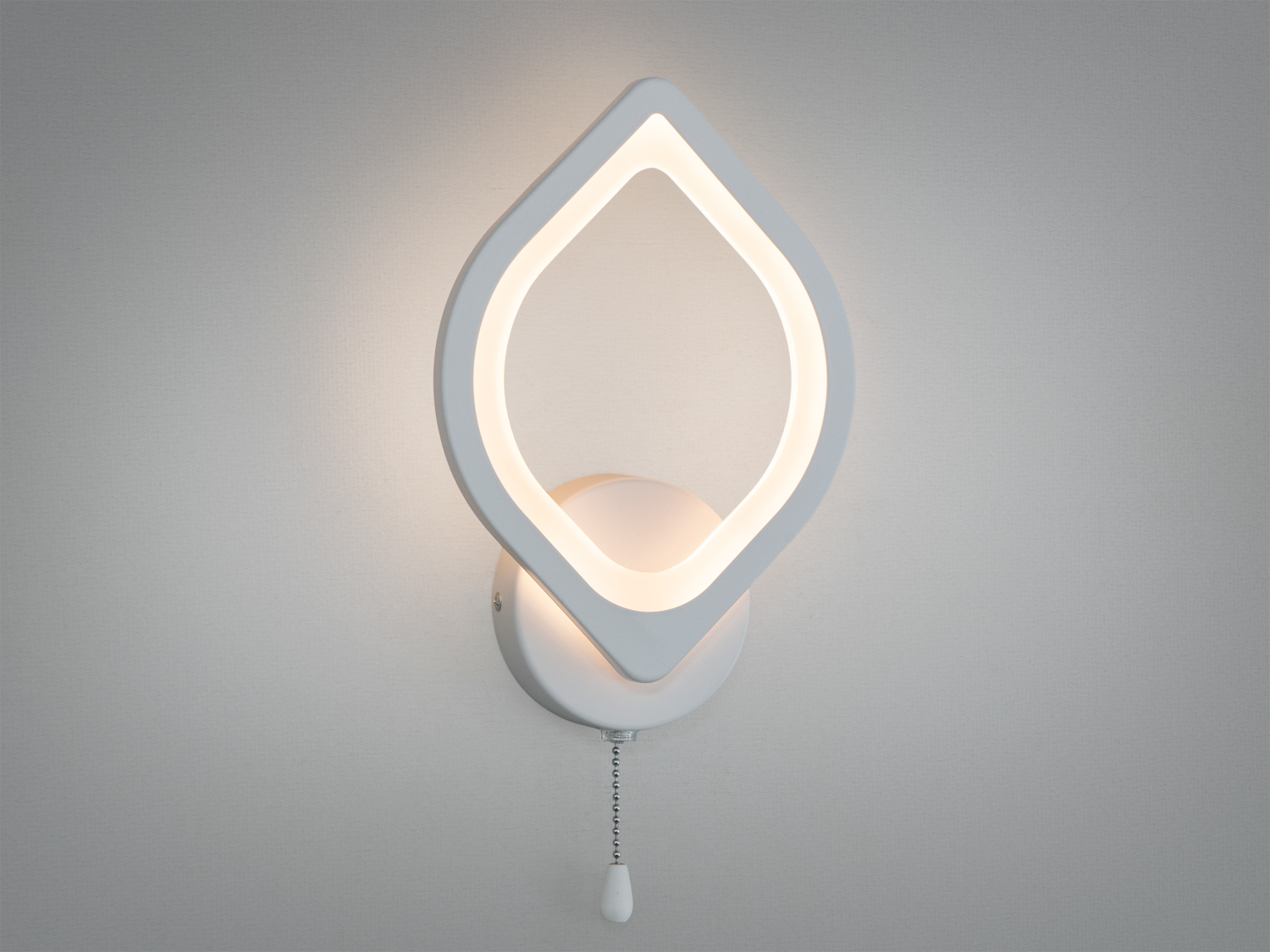 Настінний світлодіодний світильник-бра в дитячу, в спальню застосовується для читання та освітлення.
Настінний світильник не сліпить завдяки властивостям акрилу, до того ж він дуже міцний - його важко пошкодити. За допомогою вимикача є можливість зміни температури світла: холодний 6400К, нейтральний 4500К, теплий 2700К, а також включення-вимикання відбувається шнурком на самому бра.
Кріпиться до стіни, до гіпсокартону або до інших настінних поверхонь.