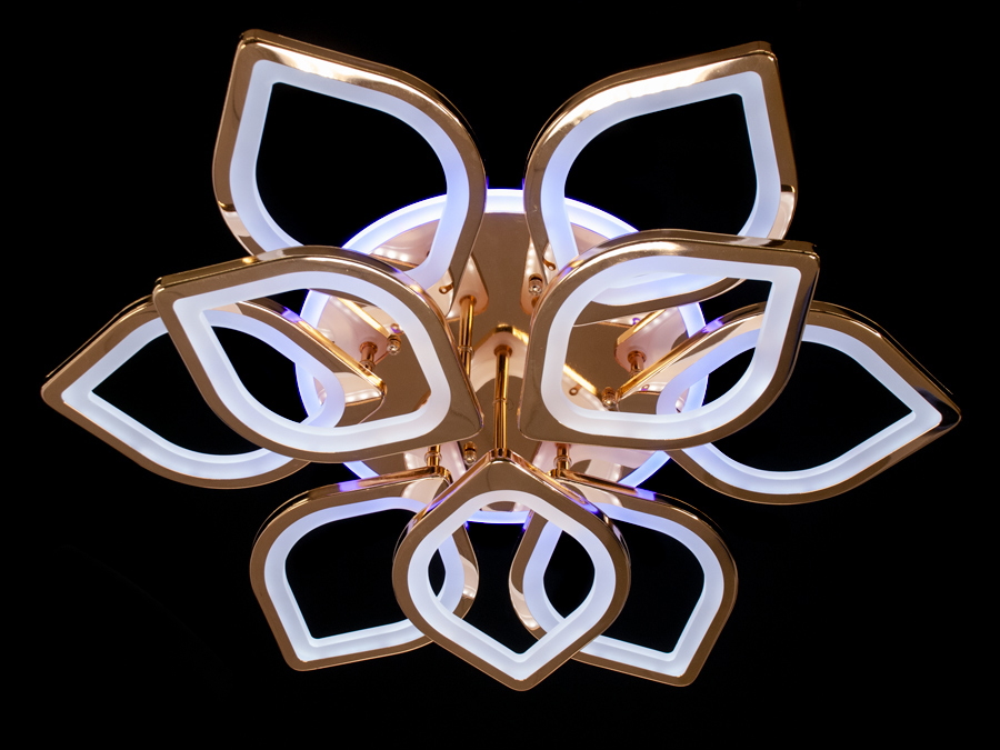 Оригінальна LED-люстра для залу з LED підсвічуванням, з пультом, з димером підходить на площу приміщення приблизно 19 кв.м. Застосовується для зали, вітальні, кухні, спальні, їдальні, дитячої, тому що відсутні елементи, що б'ються.
Світлодіодна люстра має кілька режимів: холодний 6000К, нейтральний 4100К, теплий 3200К, кольорове підсвічування, суміщений режим &ndash; будь-яке основне світло плюс будь-який колір світлодіодного підсвічування. Регулювання яскравості люстри від 5 до 100% відбувається за допомогою пульта дистанційного керування, що входить до комплекту.
Люстра світить яскраво, але не сліпить за рахунок матеріалу &ndash; акрилу, до того ж цей матеріал дуже міцний &ndash; його важко зашкодити. Кріпиться до стелі будь-якого типу універсальним кріпленням на монтажну планку.