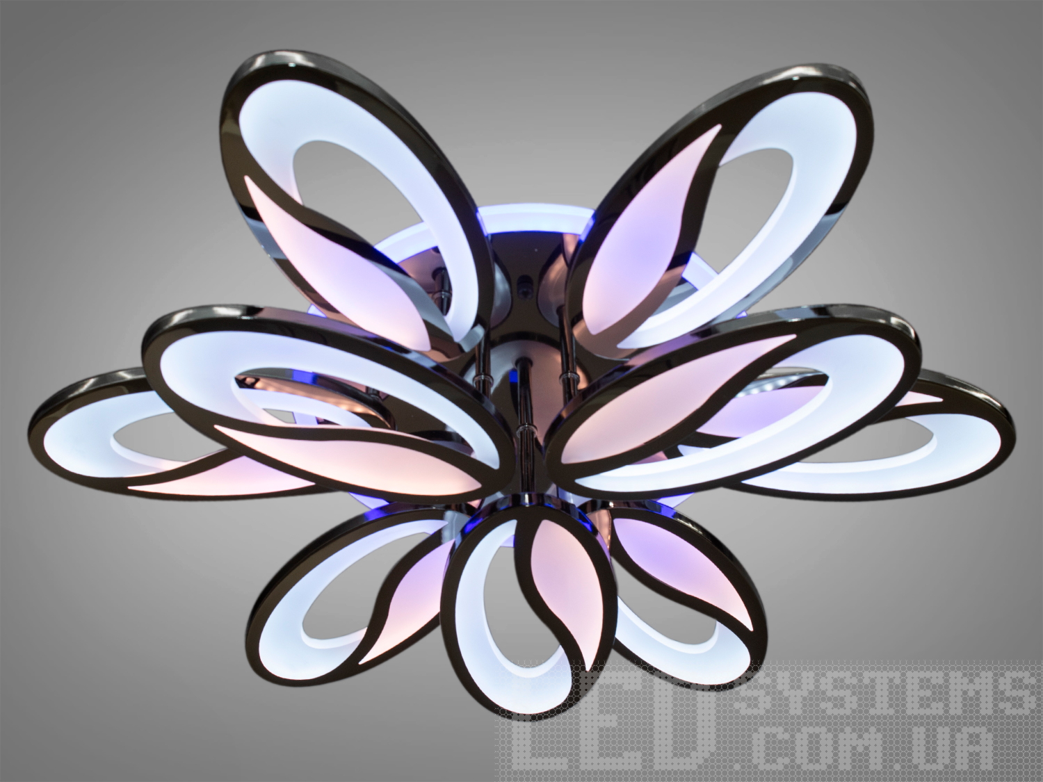 Універсальна лед люстра з пультом, з LED підсвічуванням, з димером підходить на площу приміщення приблизно 21кв.м.
Світлодіодна люстра має кілька режимів: холодний 6400К, нейтральний 4500К, теплий 2700К, кольорове підсвічування, суміщений режим &ndash; будь-яке основне світло плюс будь-який колір світлодіодного підсвічування. Регулювання яскравості люстри від 5 до 100% відбувається за допомогою пульта дистанційного керування, що входить до комплекту.
Люстра світить яскраво, але не сліпить за рахунок матеріалу &ndash; акрилу, до того ж цей матеріал дуже міцний &ndash; його важко зашкодити. Застосовується для невеликого залу, вітальні, кухні, спальні, їдальні, дитячої, тому що відсутні елементи, що б'ються. Кріпиться до підвісних, натяжних, звичайних стель.