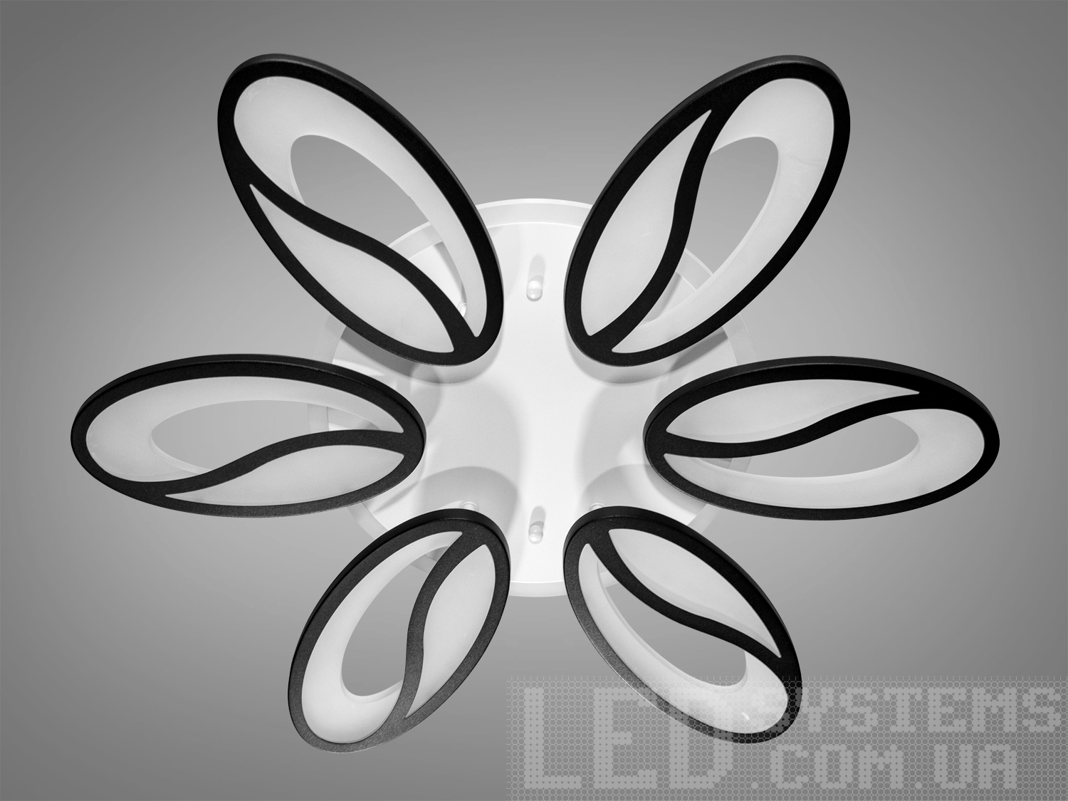 Світлодіодна люстра в дитячу з пультом, з підсвічуванням, з димером підходить на площу приміщення приблизно 15 кв.м.
Світлодіодна люстра має кілька режимів: холодний 6400К, нейтральний 4500К, теплий 2700К, кольорове підсвічування, суміщений режим &ndash; будь-яке основне світло плюс будь-який колір світлодіодного підсвічування. Регулювання яскравості люстри від 5 до 100% відбувається за допомогою пульта дистанційного керування, що входить до комплекту.
Люстра світить яскраво, але не сліпить за рахунок матеріалу &ndash; акрилу, до того ж цей матеріал дуже міцний &ndash; його важко зашкодити. Застосовується для невеликого залу, вітальні, кухні, спальні, їдальні, дитячої, тому що відсутні елементи, що б'ються. Кріпиться до підвісних, натяжних, звичайних стель.