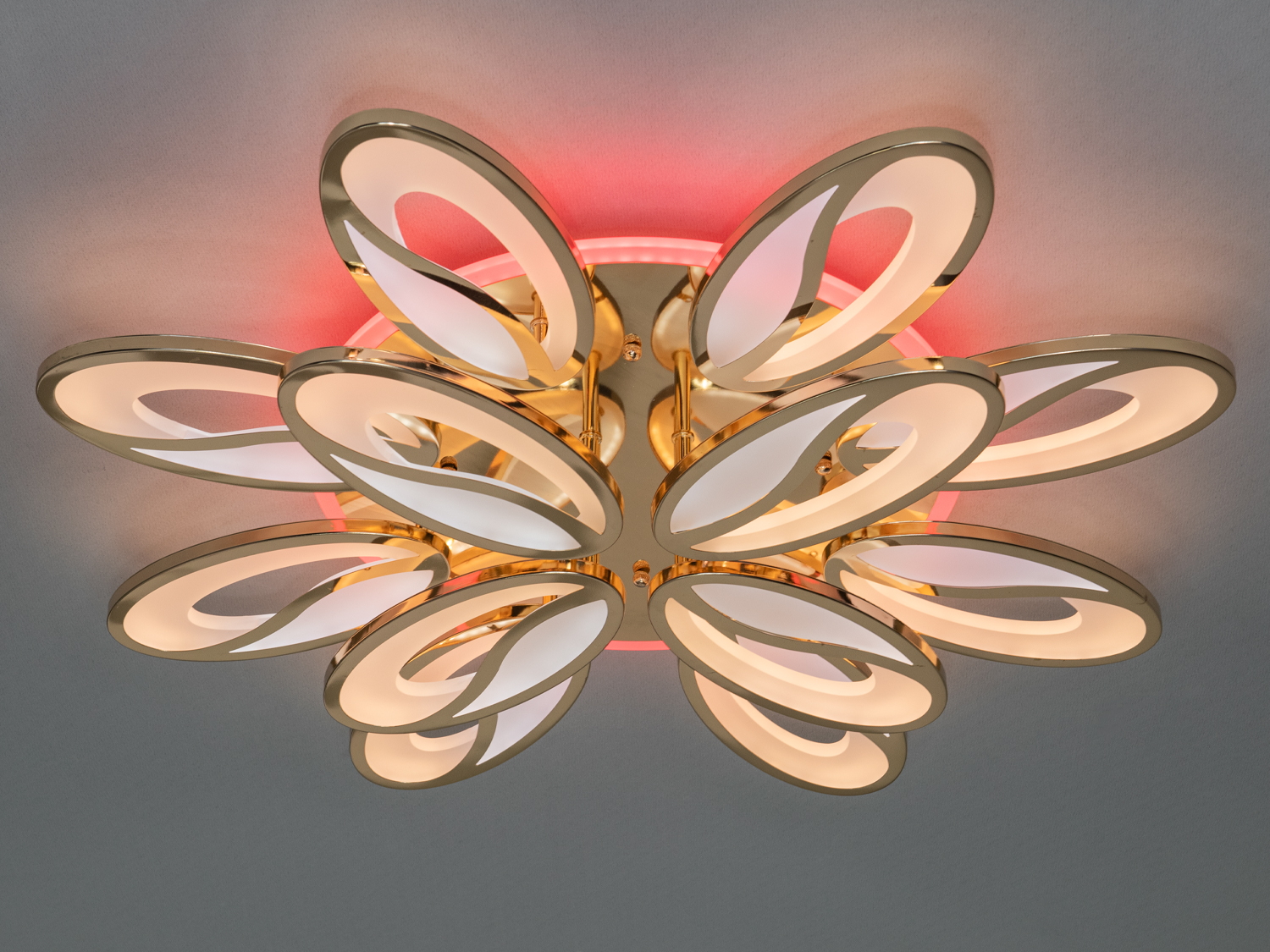 Вишукана LED люстра ля залу з пультом привертає увагу своєю елегантною формою, що нагадує квітку, що розпустилася, або крила метелика. Завдяки гармонійному поєднанню золотого каркасу та білих акрилових елементів, вона ідеально впишеться у сучасний інтерєр, створюючи затишну та стильну атмосферу.