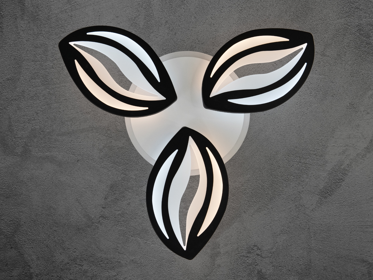 Універсальна LED люстра з пультом, LED підсвічуванням, з димером підходить на площу приміщення приблизно 9кв.м.
Світлодіодна люстра має кілька режимів: холодний 6400К, нейтральний 4500К, теплий 2700К, включення-вимикання, кольорове підсвічування. Люстра має електронний димер, що дозволяє регулювати яскравість люстри від 5% до 100% за допомогою пульта, що входить до комплекту.
Люстра світить яскраво, але не сліпить рахунок матеріалу - акрилу, до того ж цей матеріал дуже міцний - його важко пошкодити. Підходить для зали, вітальні, дитячої, спальні. Ще однією незаперечною перевагою цієї світлодіодної люстри для дитячої кімнати є відсутність скляних елементів.
Кріпиться до підвісних, натяжних і звичайних стель.