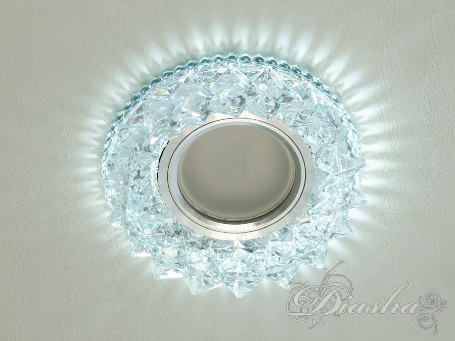 Точковий світильник Diasha 8105WH з білим світлом та акриловими кристалами ідеально підходить для сучасних інтер′єрів, додаючи елегантності.