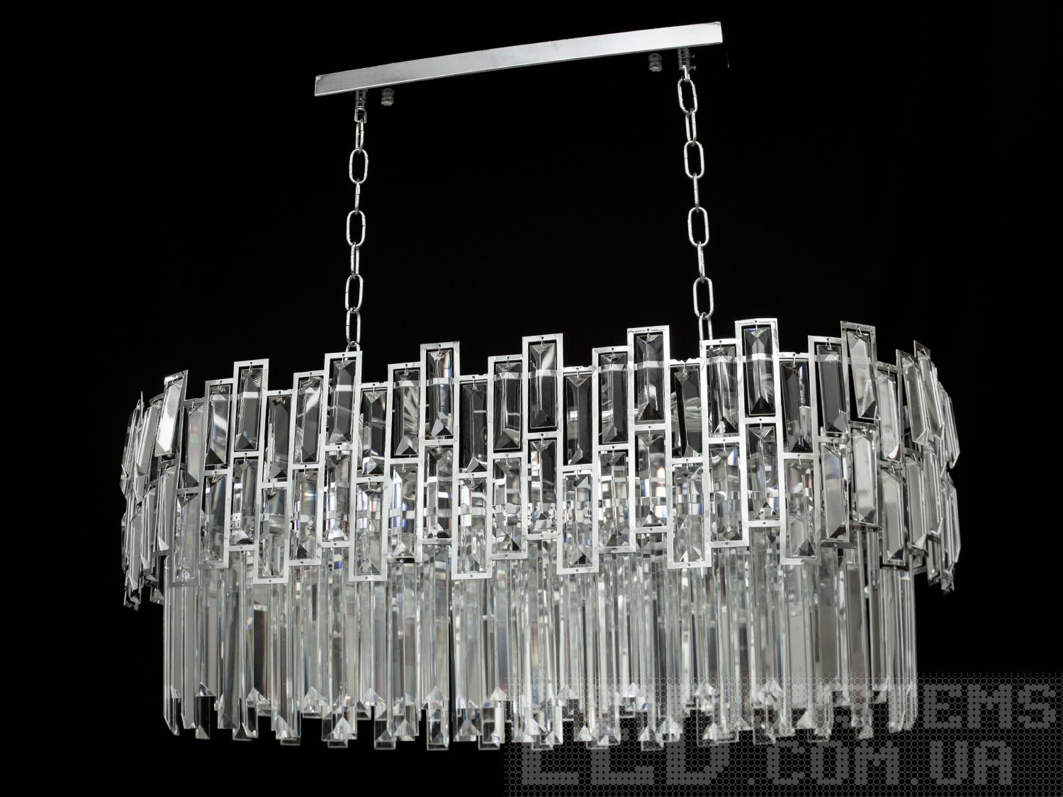 Кришталева люстра овальної форми для вітальні-їдальні на 8 ламп у сучасному стилі підходить також для довгастих приміщень. Пропорції овальних люстр ідеально гармонують із великими обідніми столами. Люстра спеціально розрахована так, що максимум яскравого світла потрапить на стіл, а решта місця приміщення наповниться м'яким світлом розсіяним кришталевими підвісками. Стельове кріплення на планку універсальне та підходить для навісних, натяжних та звичайних стель. Люстра-підвіс під звичайні лампочки розжарювання, економки або світлодіодні лампи з цоколем Е14.

Увага. Вага люстри понад 10 кг.

21117/800x350HR