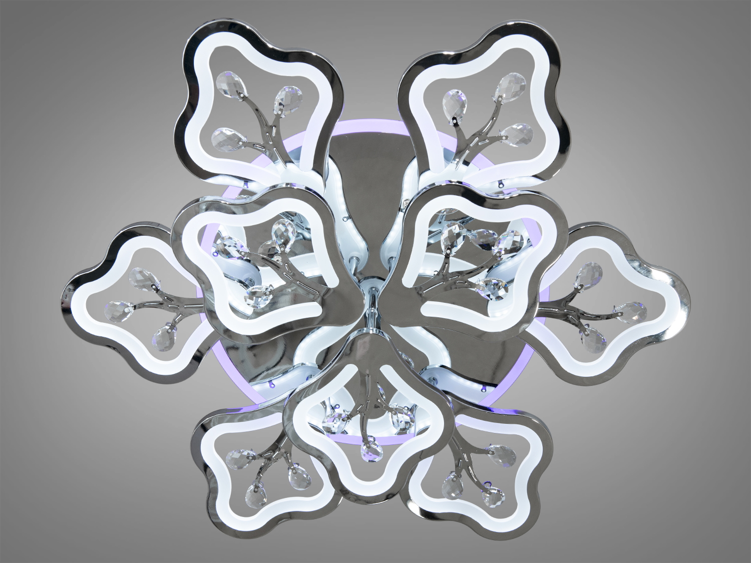 Нарядна лед-люстра у вітальню з LED підсвічуванням, з пультом, з димером підходить на площу приміщення приблизно 21кв.м.
Світлодіодна люстра має кілька режимів: холодний 6000К, нейтральний 4100К, теплий 3200К, кольорове підсвічування, суміщений режим &ndash; будь-яке основне світло плюс будь-який колір світлодіодного підсвічування. Регулювання яскравості люстри від 5 до 100% відбувається за допомогою пульта дистанційного керування, що входить до комплекту.
Переваги акрилових розсіювачів знаходять своє відображення у міцності, довговічності та легкості конструкції люстри. Вона відрізняється низьким енергоспоживанням, що робить її економічно вигідною, а також малою висотою від стелі, ідеальною для просторів з обмеженою висотою стелі.
Люстра світить яскраво, але не сліпить за рахунок матеріалу акрилу, до того ж цей матеріал дуже міцний його важко пошкодити. Застосовується для зали, вітальні, кухні, спальні, їдальні, дитячої, тому що відсутні елементи, що б'ються.
Універсальне кріплення на монтажну планку підходить для стель будь-якого типу.