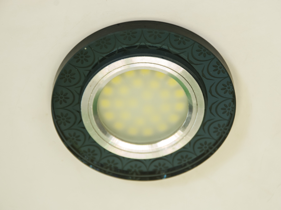 Стильний точковий світильник серії SBT з вбудованим LED підсвічуванням, чорний колір, для сучасних інтер′єрів.