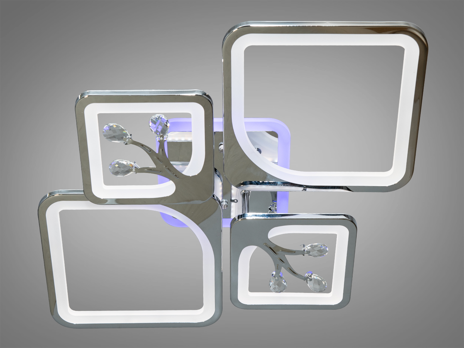 Сучасна світлодіодна люстра в стилі хай-тек з LED підсвічуванням, з пультом, з димером підходить на площу приміщення приблизно 14кв.м. Застосовується для зали, вітальні, спальні, кухні, коридору, дитячої, оскільки відсутні скляні елементи.
Світлодіодна люстра має кілька режимів: холодний 6000К, нейтральний 4100К, теплий 3200К, включення-вимикання, кольорове підсвічування, змішаний режим. Люстра має електронний димер, що дозволяє регулювати яскравість люстри від 5% до 100% за допомогою пульта, що входить до комплекту. Люстра світить яскраво, але не сліпить за рахунок матеріалу акрилу, до того ж цей матеріал дуже міцний його важко пошкодити.
Кріпиться до стелі будь-якого типу універсальним кріпленням на монтажну планку.