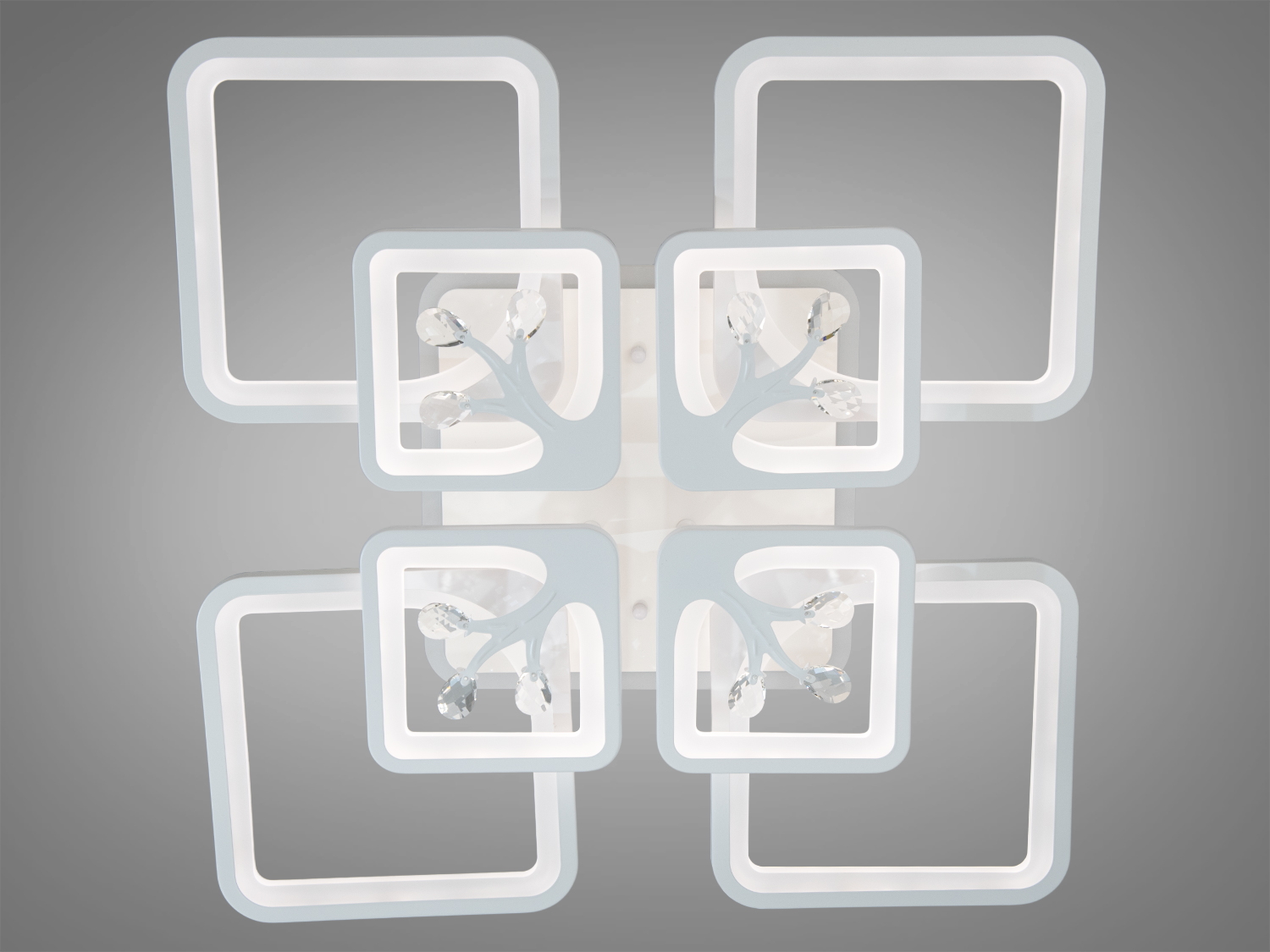 Сучасна акрилова крига люстра для залу з пультом, з LED підсвічуванням, з димером підходить на площу приміщення приблизно 26кв.м.
Світлодіодна люстра має кілька режимів: холодний 6000К, нейтральний 4100К, теплий 3200К, кольорове підсвічування, суміщений режим &ndash; будь-яке основне світло плюс будь-який колір світлодіодного підсвічування. Регулювання яскравості люстри від 5 до 100% відбувається за допомогою пульта дистанційного керування, що входить до комплекту.
Переваги акрилових розсіювачів знаходять своє відображення у міцності, довговічності та легкості конструкції люстри. Вона відрізняється низьким енергоспоживанням, що робить її економічно вигідною, а також малою висотою від стелі, ідеальною для просторів з обмеженою висотою стелі.
Люстра світить яскраво, але не сліпить за рахунок матеріалу &ndash; акрилу, до того ж цей матеріал дуже міцний &ndash; його важко зашкодити. Застосовується для зали, вітальні, кухні, спальні, їдальні, дитячої, тому що відсутні елементи, що б'ються.
Універсальне кріплення на монтажну планку підходить для стель будь-якого типу.