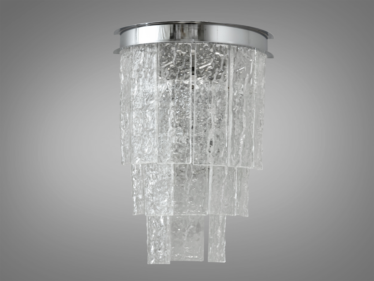Класичне бра з кришталю до спальні призначене для стильного сучасного або класичного інтер'єру. Враховуючи потреби сучасного освітлення, світильник розрахований на дві лампи Е14. Бра освітлює простір м'яким, але водночас яскравим світлом, що ідеально підходить для створення затишної атмосфери в кімнаті. Така універсальність дозволяє використовувати його як у маленьких кімнатах, так і просторих зонах.
З основою хромованого кольору, що сяє під кожним кутом, світильник стає справжньою окрасою будь-якого інтер'єру.
Кріпиться до будь-якого типу стінних поверхонь універсальним кріпленням на планку.
Лампи до комплекту не входять.