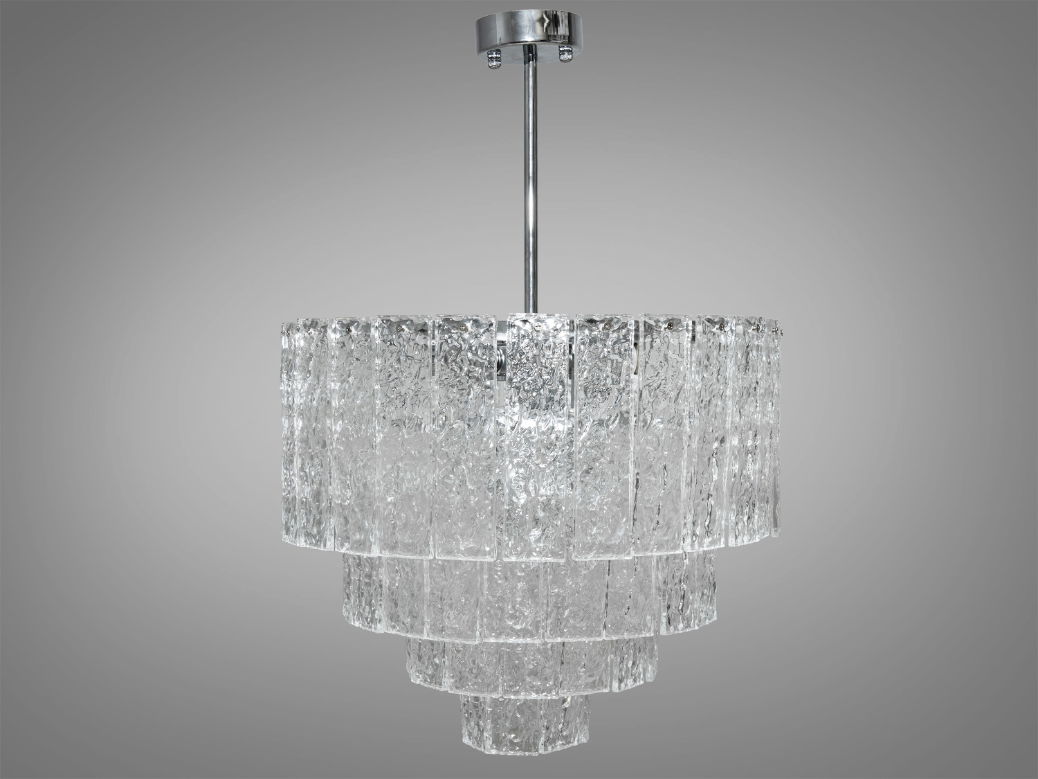 Підвісна скляна люстра для вітальні з витонченою основою з металевим корпусом добре виглядатиме в інтер'єрі зали, вітальні, спальні, їдальні. Також застосовується в інтер'єр банкетного чи концертного залу, ресторану чи готелю.
На неї можна дивитися під будь-яким кутом, і не дивлячись на легкість конструкції люстри, ви завжди бачитимете лампи тільки через скло. У класичний інтер'єр вона вносить нотки сучасності та легкої грайливості, а квартирі студії у стилі лофт дарує крапельку суворості та впорядкованості.
Висота люстри регулюється завдяки чому підходить для невеликих кімнат та низьких стель. Стельове кріплення на планку універсальне і підходить для стель будь-якого типу. Люстра підвіска під звичайні лампочки розжарювання, економки або світлодіодні лампи з цоколем Е14.
Увага. Вага люстри понад 10кг.