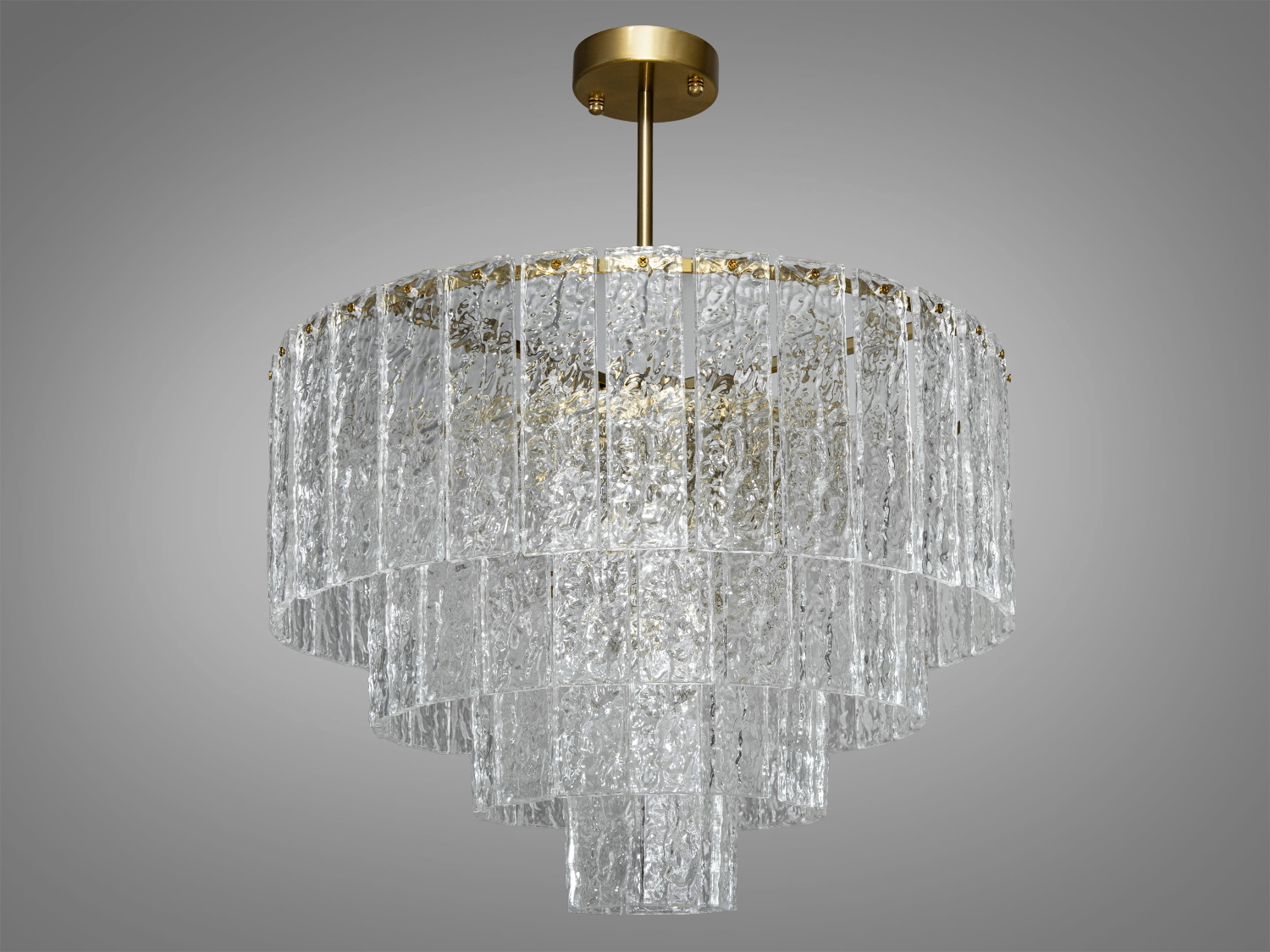 Елегантна підвісна люстра зі скляними елементами, з витонченою основою з металевим корпусом добре виглядатиме в інтер'єрі залу, вітальні, спальні, їдальні. Також застосовується в інтер'єр банкетного чи концертного залу, ресторану чи готелю.
На неї можна дивитися під будь-яким кутом, і не дивлячись на легкість конструкції люстри, ви завжди бачитимете лампи тільки через скло. У класичний інтер'єр вона вносить нотки сучасності та легкої грайливості, а квартирі студії у стилі лофт дарує крапельку суворості та впорядкованості.
Висота люстри регулюється завдяки чому підходить для невеликих кімнат та низьких стель. Стельове кріплення на планку універсальне і підходить для стель будь-якого типу. Люстра підвіска під звичайні лампочки розжарювання, економки або світлодіодні лампи з цоколем Е14.
Увага. Вага люстри понад 10кг.