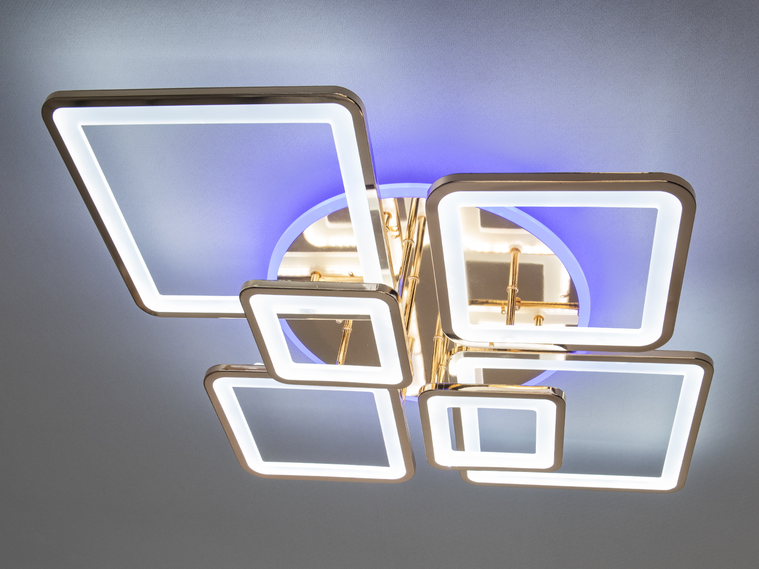 Гармонійна LED-люстра для залу з пультом – це витвір сучасного світлодизайну, що втілює гармонію суворої геометрії та елегантного сяйва. Композиція із шести квадратів різного розміру створює ефект багатошаровості та обємності, роблячи люстру не просто джерелом світла, а повноцінним арт-обєктом.