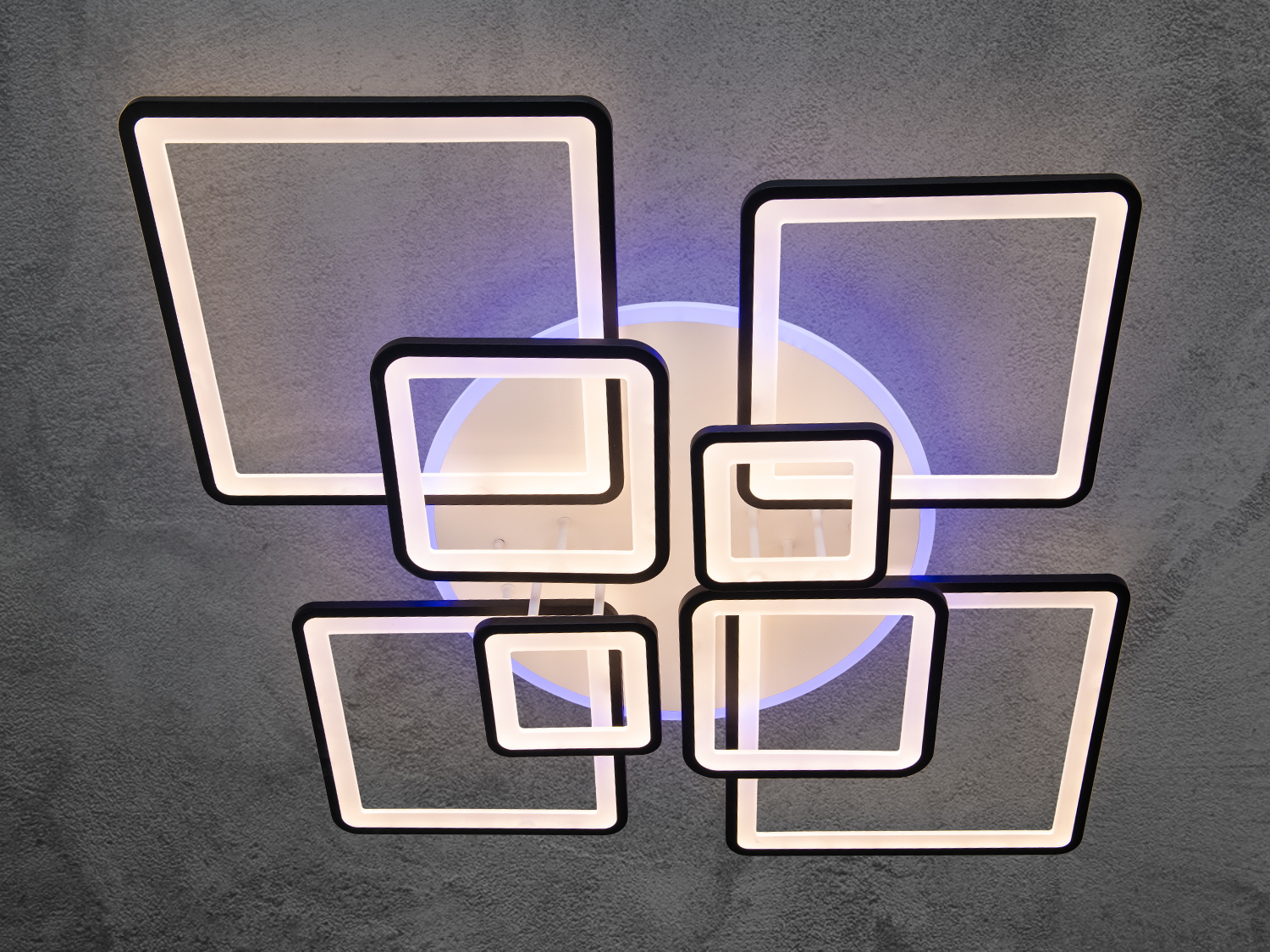 Стельова LED-люстра для залу з підсвіткою потужністю 235 Вт має 8 квадратних плафонів