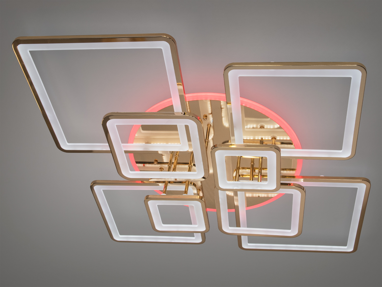 Яскрава LED-люстра для холу з підсвічуванням, золото – це квінтесенція геометричної гармонії та інтелектуального світла. Її форма побудована на каскадній архітектурі квадратів: внутрішні модулі створюють компактне ядро, тоді як зовнішні рамки ніби ширяють навколо.