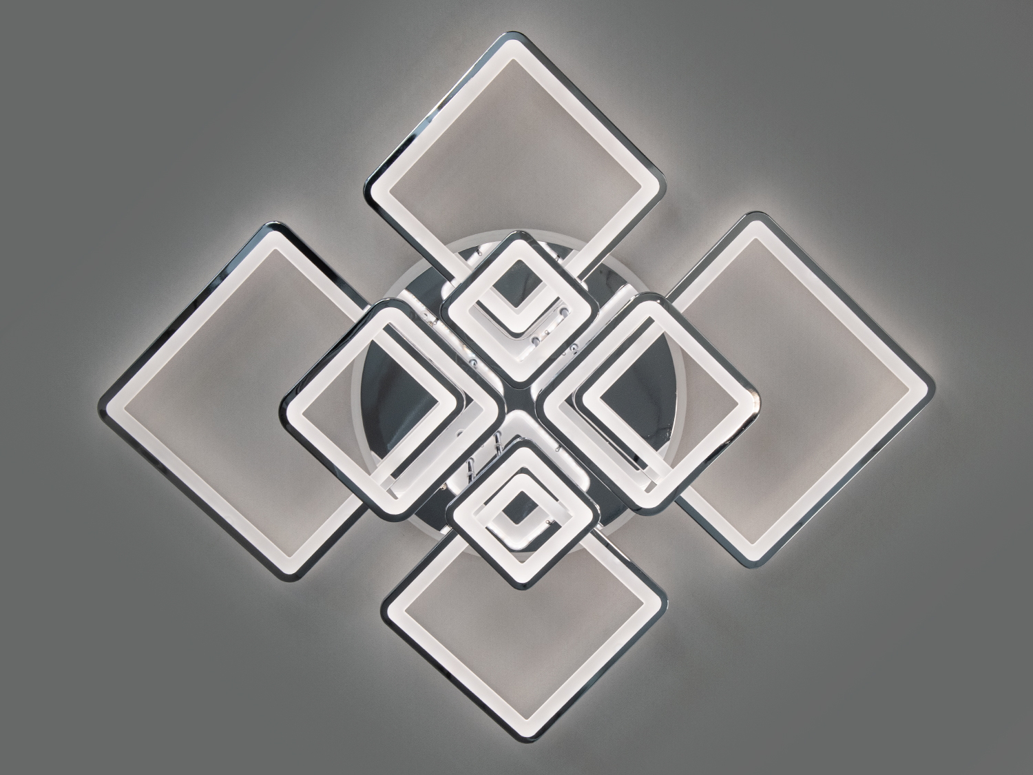 Яскрава LED-люстра для холу з димером - це сучасний стельовий світильник, що поєднує геометричну симетрію та передові технології освітлення. Її унікальна форма з квадратів різного розміру, що переплітаються, символізує гармонію, порядок і динаміку в інтерєрі. 