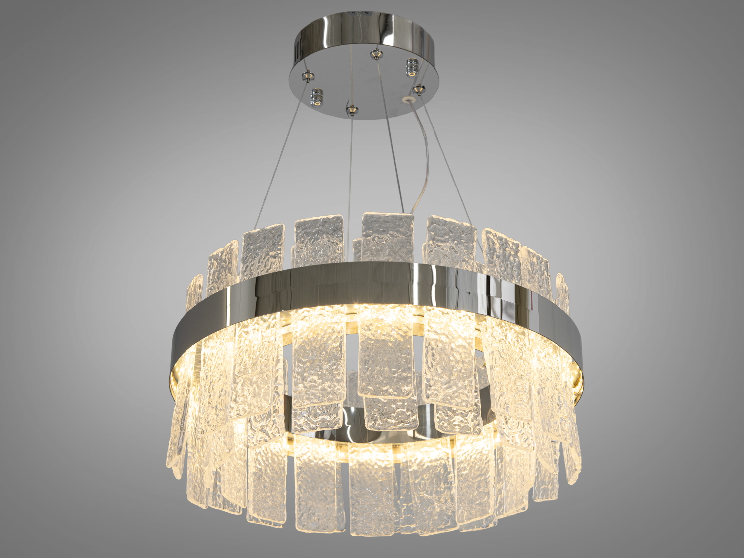 Сучасна кришталева LED люстра для спальні також ідеально підійде для невеликих приміщень, і навіть для низьких стель, тому що висота регулюється, наприклад, у коридор, кухню, спальню, для залу або у вітальню.
Світлодіодна люстра має кілька режимів: холодний 6000К, нейтральний 4100К, теплий 3200К. Перемикання здійснюється з настінного вимикача почерговим включенням/вимкненням. Світлодіоди дозволяють підбирати необхідну температуру світла. Використання гнучкого світлодіодного модуля в люстрі дозволяє вивести естетичні якості на новий сучасний рівень.
Конструкція люстри складається з міцної металевої основи, що містить безліч прямокутних кришталевих підвісок, які мають неправильну текстуру, нагадуючи замерзлу воду або природні мінерали. Кришталики розташовані в два ряди і створюють відчуття пишності та глибини. Світло, проходячи крізь ці підвіски, надає інтер'єру вишуканості. Розглядаючи цю люстру, слід відзначити переваги світлодіодного освітлення: воно енергоефективне, має великий термін служби та забезпечує відмінну якість світла.
Кріпиться до стелі (гіпсокартонним, навісним, натяжним) універсальним кріпленням-на планку.