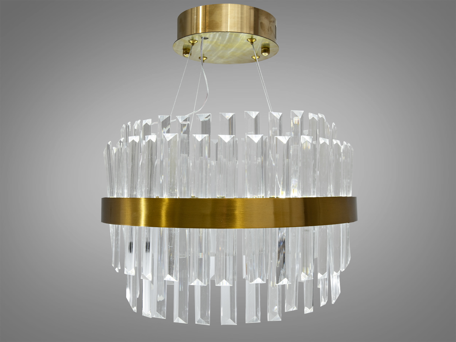 Сучасна кришталева LED люстра для залу також ідеально підійде для невеликих приміщень, і навіть для низьких стель, тому що висота регулюється, наприклад, у коридор, кухню, спальню, для залу або у вітальню.
Світлодіодна люстра має кілька режимів: холодний 6000К, нейтральний 4100К, теплий 3200К. Перемикання здійснюється з настінного вимикача почерговим включенням/вимкненням. Світлодіоди дозволяють підбирати необхідну температуру світла. Використання гнучкого світлодіодного модуля в люстрі дозволяє вивести естетичні якості на новий сучасний рівень.
Конструкція люстри складається з міцної металевої основи, що містить безліч прямокутних кришталевих підвісок, які мають неправильну текстуру, нагадуючи замерзлу воду або природні мінерали. Кришталики розташовані в два ряди і створюють відчуття пишності та глибини. Світло, проходячи крізь ці підвіски, надає інтер'єру вишуканості. Розглядаючи цю люстру, слід відзначити переваги світлодіодного освітлення: воно енергоефективне, має великий термін служби та забезпечує відмінну якість світла.
Кріпиться до стелі (гіпсокартонним, навісним, натяжним) універсальним кріпленням-на планку.
&nbsp;840/400BR,&nbsp;840/400CH