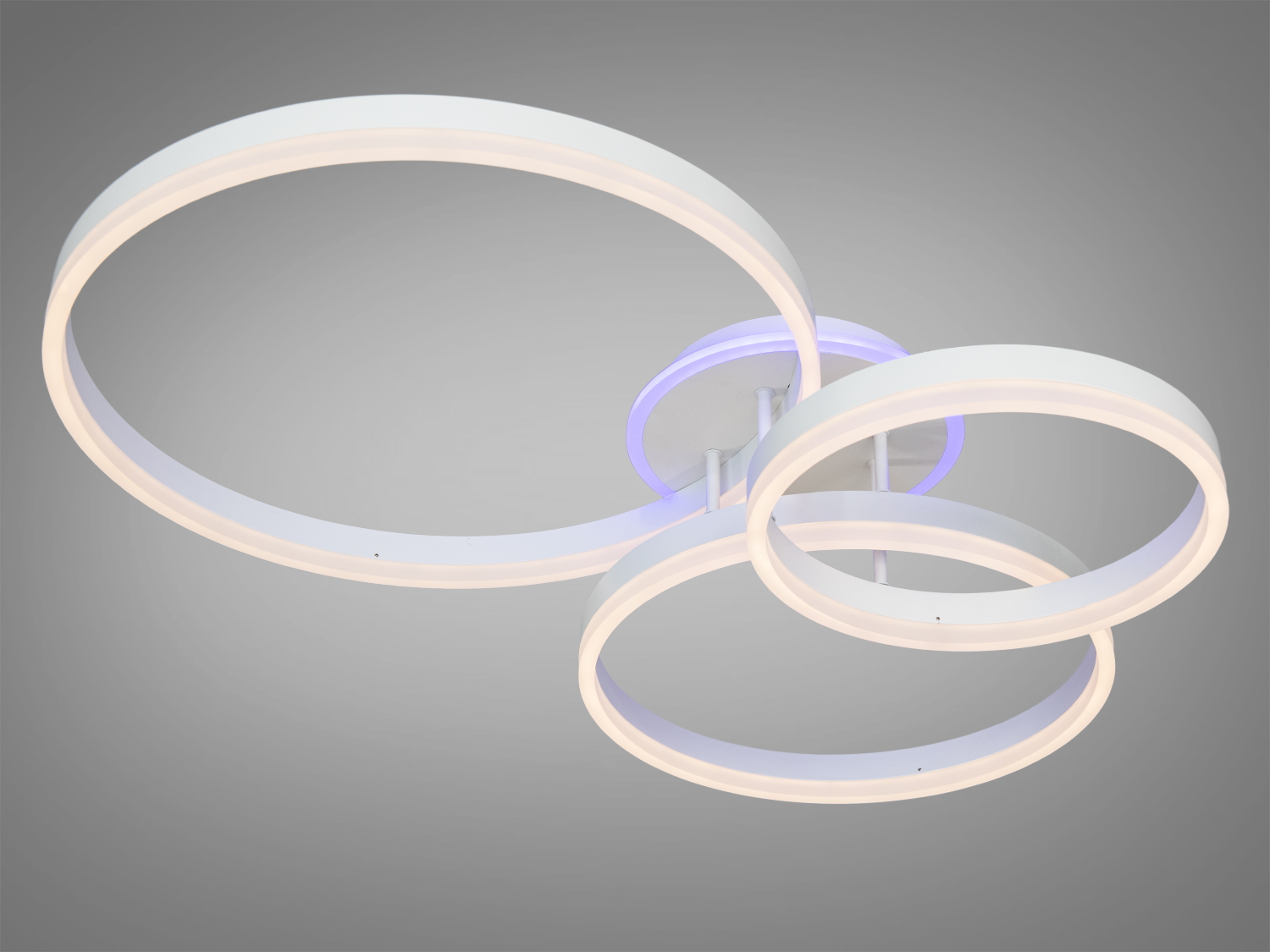 Якісна LED люстра у спальню з диммером, з LED підсвічуванням, з пультом підходить на площу приміщення приблизно 17 кв.м.
Світлодіодна люстра має кілька режимів: холодний 6000К, нейтральний 4100К, теплий 3200К, кольорове підсвічування, суміщений режим &ndash; будь-яке основне світло плюс будь-який колір світлодіодного підсвічування. Регулювання яскравості люстри від 5 до 100% відбувається за допомогою пульта дистанційного керування, що входить до комплекту.
Переваги акрилових розсіювачів знаходять своє відображення у міцності, довговічності та легкості конструкції люстри. Вона відрізняється низьким енергоспоживанням, що робить її економічно вигідною, а також малою висотою від стелі, ідеальною для просторів з обмеженою висотою стелі.
Люстра світить яскраво, але не сліпить за рахунок матеріалу акрилу, до того ж цей матеріал дуже міцний його важко пошкодити. Застосовується для зали, вітальні, кухні, спальні, їдальні, дитячої, тому що відсутні елементи, що б'ються.
Універсальне кріплення на монтажну планку підходить для стель будь-якого типу.