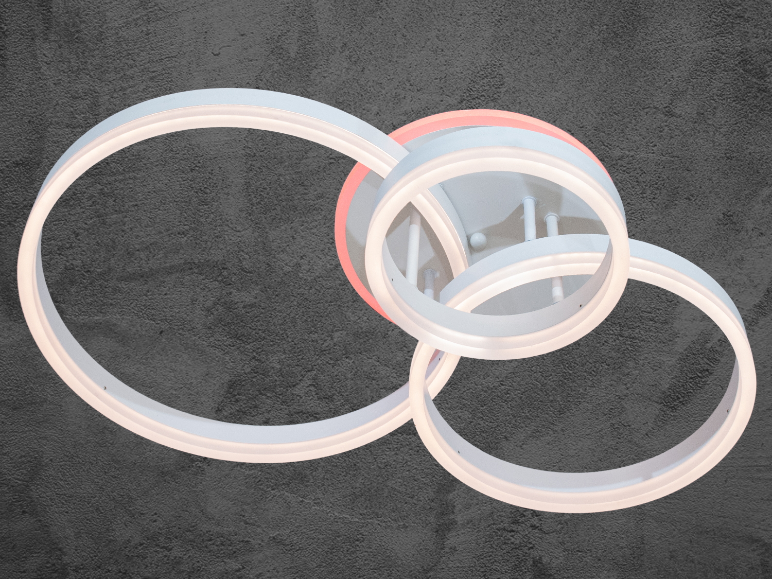 Яскрава LED люстра в спальню з підсвічуванням, з пультом, з димером підходить на площу приміщення приблизно 13кв.м. Підходить також для віталень, для залів, спалень і холів, в дитячу кімнату, тому що відсутні елементи, що б'ються, створюючи м'яке і рівномірне освітлення з можливістю індивідуального налаштування.
Ця світлодіодна люстра має сучасний та мінімалістичний дизайн, який надасть стильного вигляду будь-якій кімнаті. Вона виконана у вигляді пересічних світлих кілець, які створюють ефект об'ємності та глибини, додаючи елегантність у простір. Кільця світяться м'яким, рівномірним світлом, а вбудований димер дозволяє регулювати яскравість, створюючи комфортне освітлення для різних ситуацій &mdash; від яскравого світла до м'якого приглушеного світла для розслаблюючої атмосфери.
Переваги акрилових розсіювачів знаходять своє відображення у міцності, довговічності та легкості конструкції люстри. Вона відрізняється низьким енергоспоживанням, що робить її економічно вигідною та малою висотою від стелі, ідеальною для просторів з обмеженою висотою стелі.
Світлодіодна люстра має кілька режимів: холодний 6000К, нейтральний 4100К, теплий 3200К, кольорове підсвічування, суміщений режим &ndash; будь-яке основне світло плюс будь-який колір світлодіодного підсвічування. Регулювання яскравості люстри від 5 до 100% здійснюється за допомогою пульта дистанційного керування, що входить до комплекту.
Світильник легко монтується на будь-які типи стель завдяки універсальному кріпленню на монтажну планку, що робить установку швидкою, зручною та надійною.
Плюсами люстри є багатофункціональність: кілька режимів освітлення і кольорове підсвічування, яскравість, що регулюється, за допомогою диммера, легкість установки на будь-які типи стель.