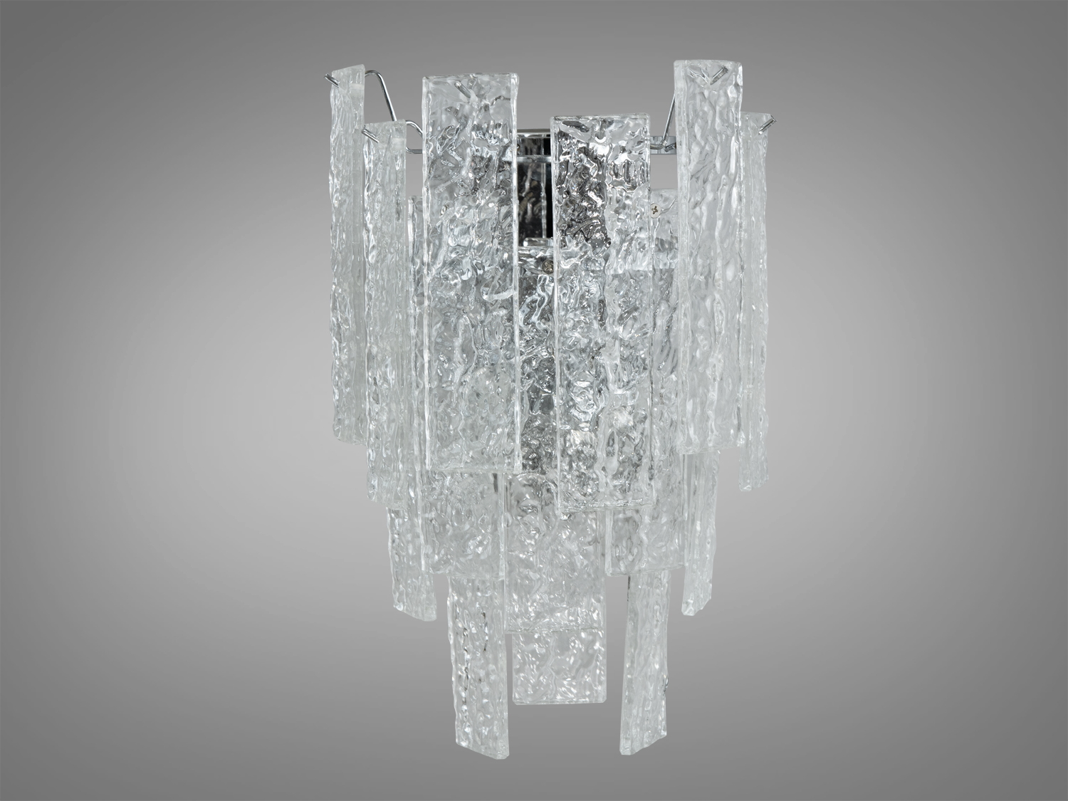 Вишукане класичне бра із кришталю для залу призначене для стильного сучасного чи класичного інтер'єру. Враховуючи потреби сучасного освітлення, світильник розрахований на дві лампи Е14. Бра освітлює простір м'яким, але водночас яскравим світлом, що ідеально підходить для створення затишної атмосфери в кімнаті. Така універсальність дозволяє використовувати його як у маленьких кімнатах, так і просторих зонах.
З основою хромованого кольору, що сяє під кожним кутом, світильник стає справжньою окрасою будь-якого інтер'єру.
Кріпиться до будь-якого типу стінних поверхонь універсальним кріпленням на планку.
Лампи до комплекту не входять.