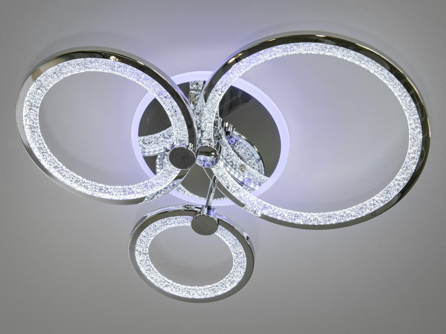 LED-люстра на 3 кільця в кухню з диммером - це втілення повітряної легкості і технологічності, обєднане в трьох колах, що переплітаються. Її форма створює ефект сіяння, додаючи динаміку в простір, а гра світла з текстурою внутрішніх поверхонь посилює її візуальний вплив. LED-люстра на 3 кільця в кухню з диммером - це втілення повітряної легкості і технологічності, обєднане в трьох колах, що переплітаються. Її форма створює ефект сіяння, додаючи динаміку в простір, а гра світла з текстурою внутрішніх поверхонь посилює її візуальний вплив.