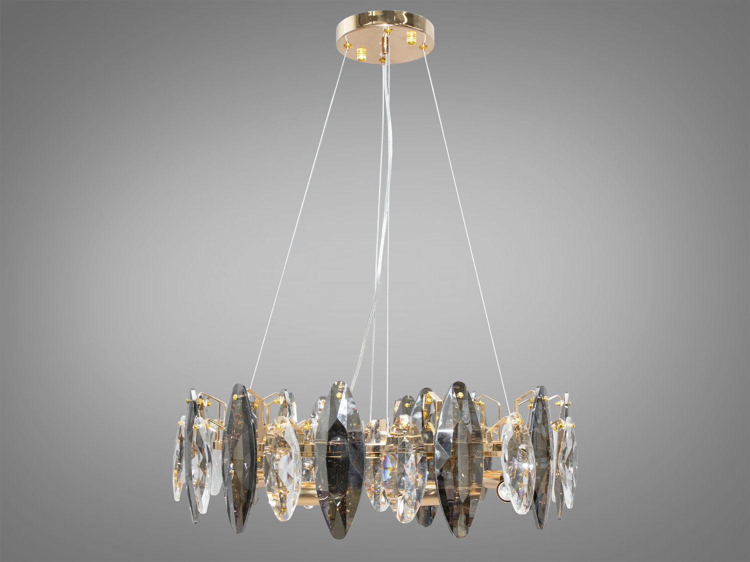 Стильна кришталева люстра класу люкс для холу в сучасному стилі також добре виглядатиме в інтер'єрі залу, вітальні, спальні, їдальні, сучасних холах. Висота люстри регулюється, завдяки чому підходить для низьких стель. У класичний інтер'єр вона вносить нотки сучасності та легкої грайливості, а квартирі студії у стилі лофт дарує крапельку суворості та впорядкованості.
Стельове кріплення на планку універсальне та підходить для навісних, натяжних та звичайних стель. Люстра-підвіс під лампи розжарювання, економки або світлодіодні лампи з цоколем Е14.
Увага. Вага люстри 16.5 кг.